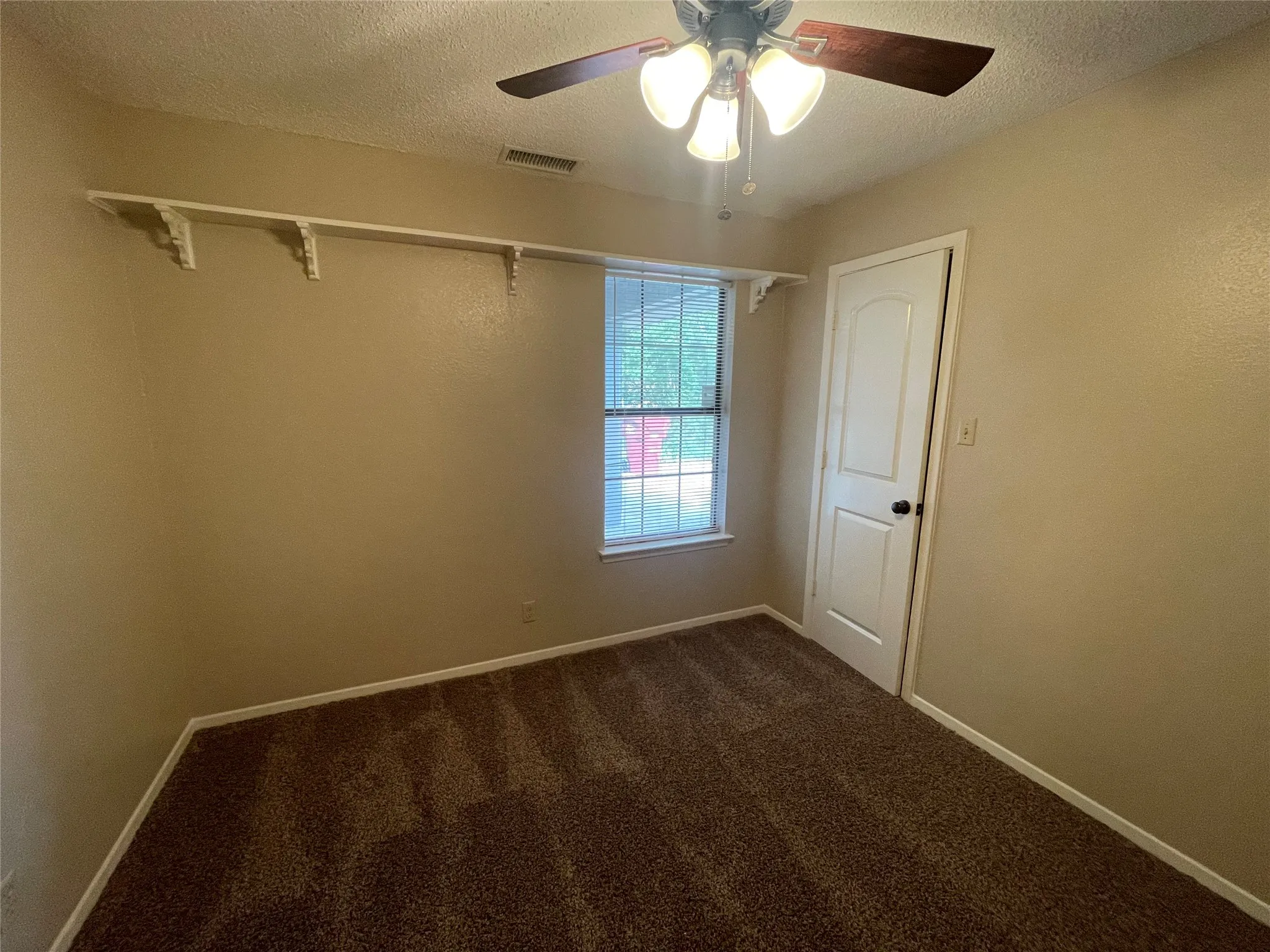 Single Family Residence For Rent in Rockwall County , 821 Loganwood Drive, Royse City, Texas 75189, 3 Bedroom, 2 Bathroom, 2 Garage spaces, 1,291 Sqft, built in 1985, Preowned, mls#21242842, Real Estate Agent in Royse City, Homes For Rent in Rockwall county, Homes For Rent in Royse City, Realtor in Royse City Texas, Real Estate Brokerage Independent Realty Texas, Luminita Cordes Realtor