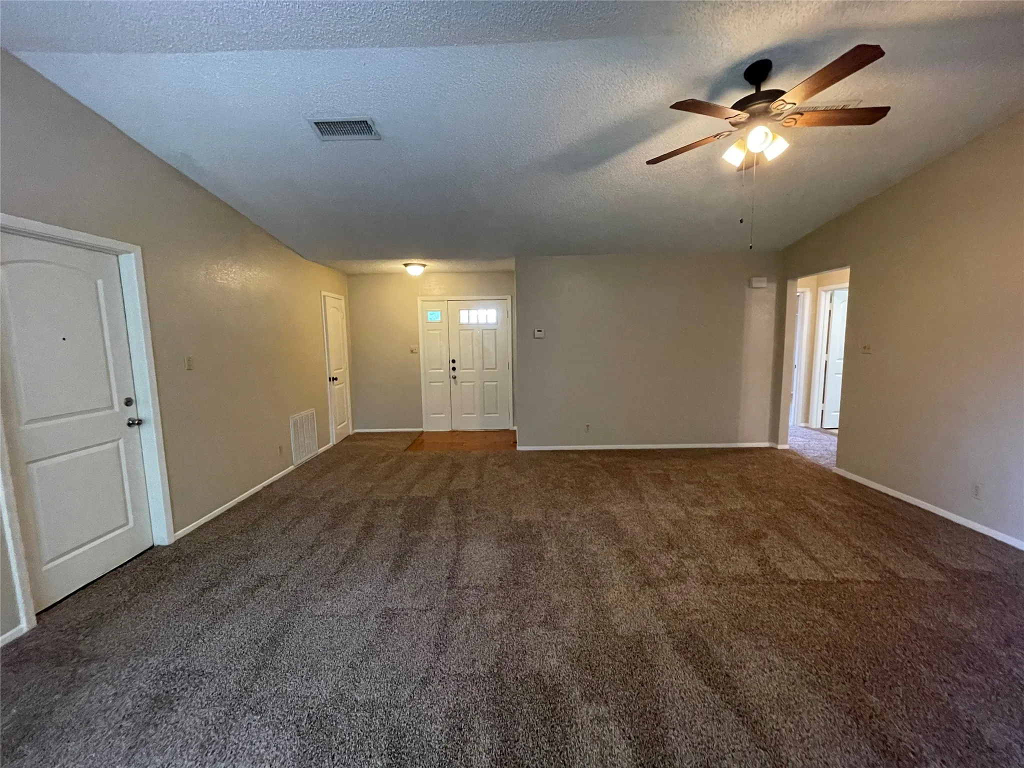 Single Family Residence For Rent in Rockwall County , 821 Loganwood Drive, Royse City, Texas 75189, 3 Bedroom, 2 Bathroom, 2 Garage spaces, 1,291 Sqft, built in 1985, Preowned, mls#21242842, Real Estate Agent in Royse City, Homes For Rent in Rockwall county, Homes For Rent in Royse City, Realtor in Royse City Texas, Real Estate Brokerage Independent Realty Texas, Luminita Cordes Realtor