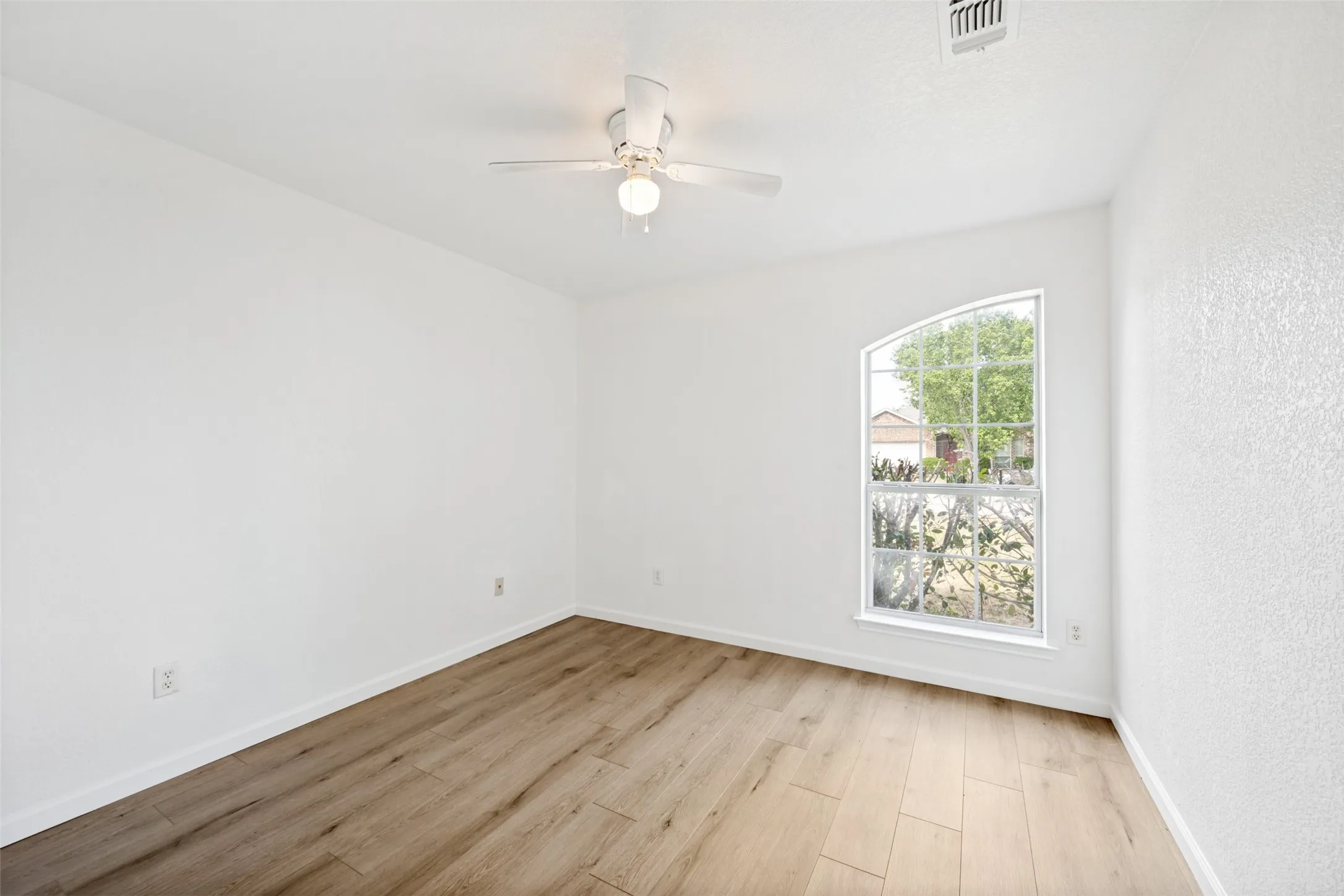 Single Family Residence For Sale in Tarrant County , 308 Rock Hill Drive, Crowley, Texas 76036, 3 Bedroom, 2 Bathroom, 2 Garage spaces, 1,634 Sqft, built in 2004, mls#21242903, Real Estate Agent in Crowley, Homes For Sale in Tarrant county, Homes For Sale in Crowley, Realtor in Crowley Texas, Real Estate Brokerage Independent Realty Texas, Luminita Cordes Realtor