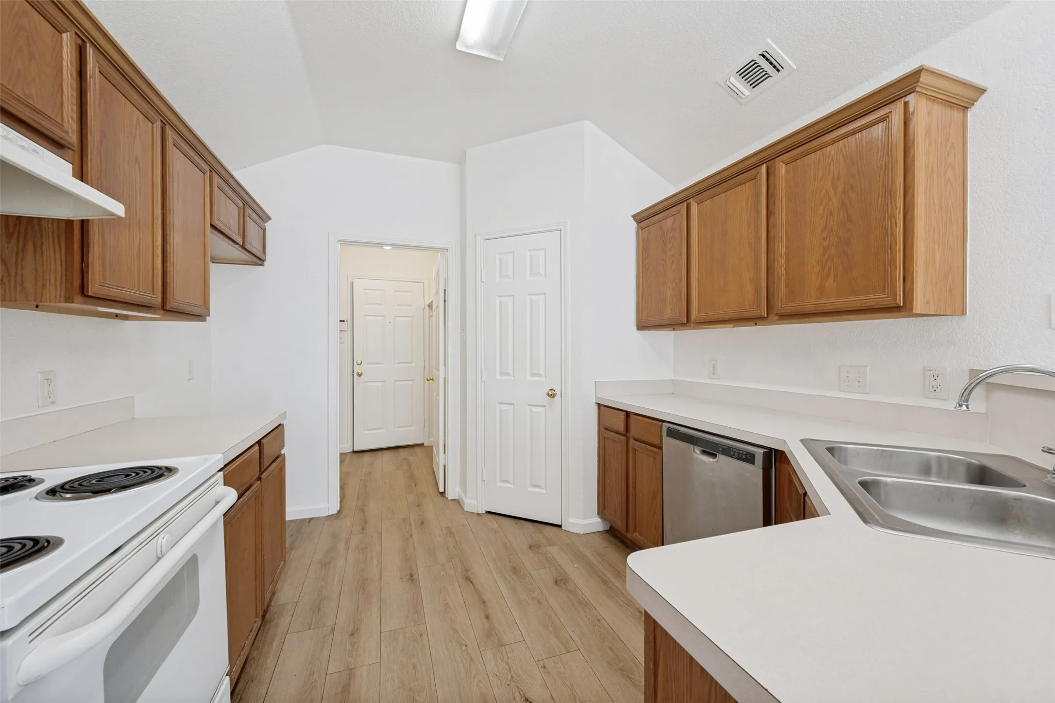 Single Family Residence For Sale in Tarrant County , 308 Rock Hill Drive, Crowley, Texas 76036, 3 Bedroom, 2 Bathroom, 2 Garage spaces, 1,634 Sqft, built in 2004, mls#21242903, Real Estate Agent in Crowley, Homes For Sale in Tarrant county, Homes For Sale in Crowley, Realtor in Crowley Texas, Real Estate Brokerage Independent Realty Texas, Luminita Cordes Realtor