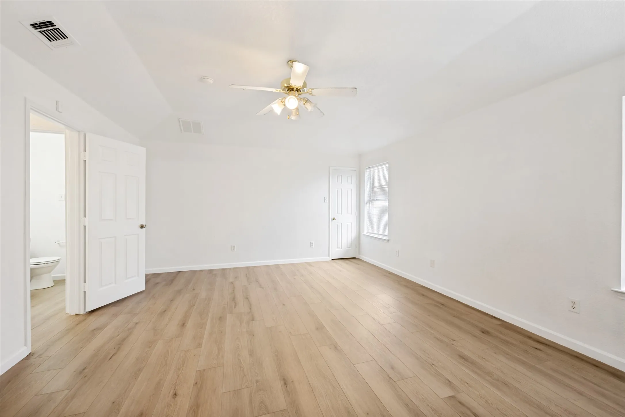 Single Family Residence For Sale in Tarrant County , 308 Rock Hill Drive, Crowley, Texas 76036, 3 Bedroom, 2 Bathroom, 2 Garage spaces, 1,634 Sqft, built in 2004, mls#21242903, Real Estate Agent in Crowley, Homes For Sale in Tarrant county, Homes For Sale in Crowley, Realtor in Crowley Texas, Real Estate Brokerage Independent Realty Texas, Luminita Cordes Realtor