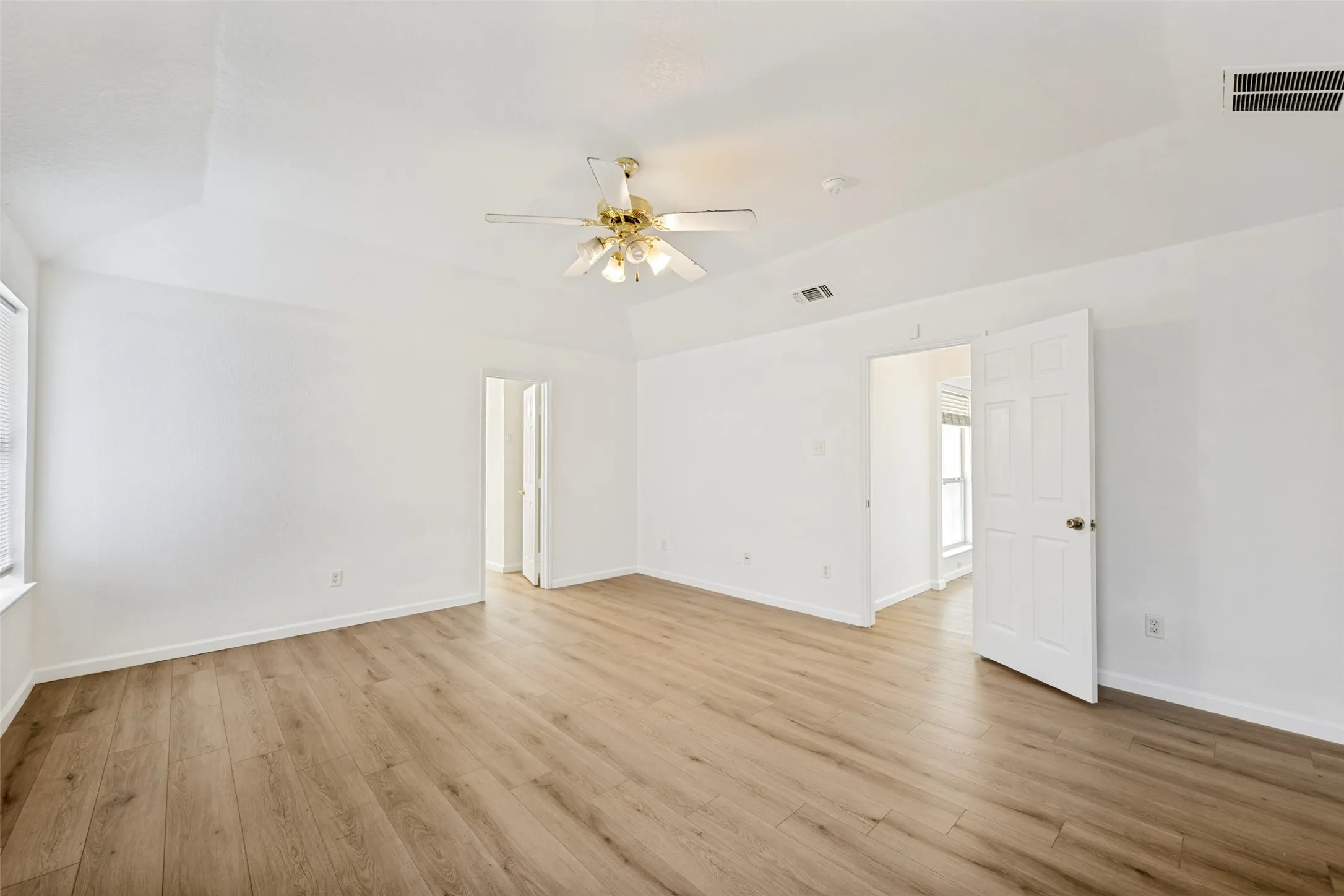 Single Family Residence For Sale in Tarrant County , 308 Rock Hill Drive, Crowley, Texas 76036, 3 Bedroom, 2 Bathroom, 2 Garage spaces, 1,634 Sqft, built in 2004, mls#21242903, Real Estate Agent in Crowley, Homes For Sale in Tarrant county, Homes For Sale in Crowley, Realtor in Crowley Texas, Real Estate Brokerage Independent Realty Texas, Luminita Cordes Realtor