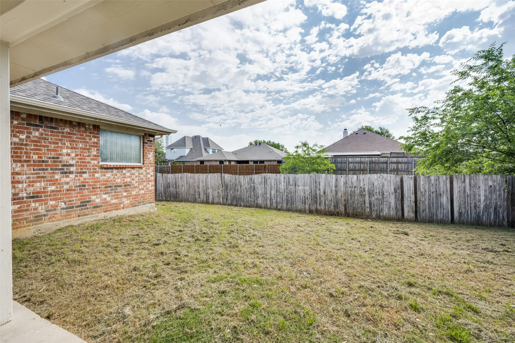 Single Family Residence For Sale in Tarrant County , 308 Rock Hill Drive, Crowley, Texas 76036, 3 Bedroom, 2 Bathroom, 2 Garage spaces, 1,634 Sqft, built in 2004, mls#21242903, Real Estate Agent in Crowley, Homes For Sale in Tarrant county, Homes For Sale in Crowley, Realtor in Crowley Texas, Real Estate Brokerage Independent Realty Texas, Luminita Cordes Realtor
