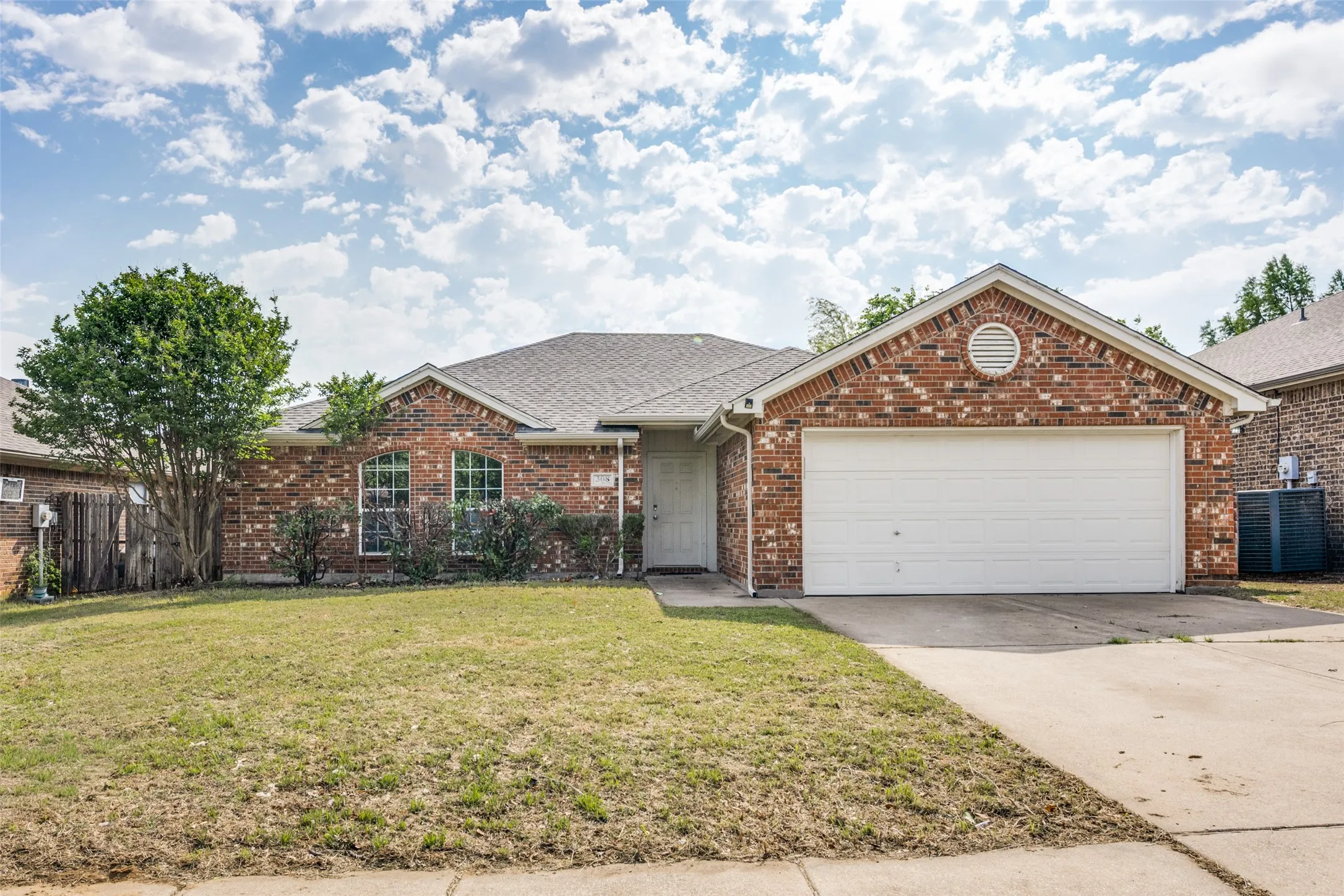 Single Family Residence For Sale in Tarrant County , 308 Rock Hill Drive, Crowley, Texas 76036, 3 Bedroom, 2 Bathroom, 2 Garage spaces, 1,634 Sqft, built in 2004, mls#21242903, Real Estate Agent in Crowley, Homes For Sale in Tarrant county, Homes For Sale in Crowley, Realtor in Crowley Texas, Real Estate Brokerage Independent Realty Texas, Luminita Cordes Realtor