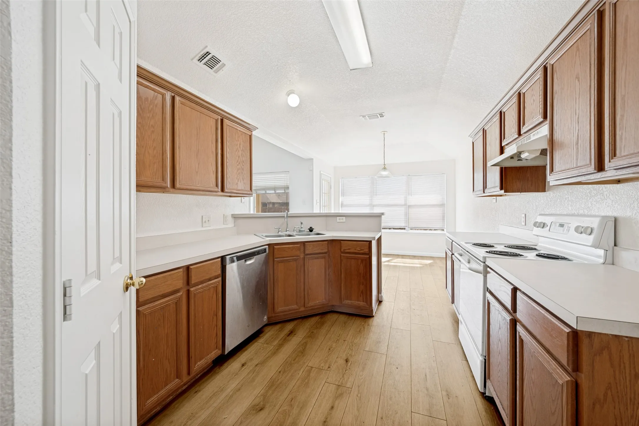 Single Family Residence For Sale in Tarrant County , 308 Rock Hill Drive, Crowley, Texas 76036, 3 Bedroom, 2 Bathroom, 2 Garage spaces, 1,634 Sqft, built in 2004, mls#21242903, Real Estate Agent in Crowley, Homes For Sale in Tarrant county, Homes For Sale in Crowley, Realtor in Crowley Texas, Real Estate Brokerage Independent Realty Texas, Luminita Cordes Realtor