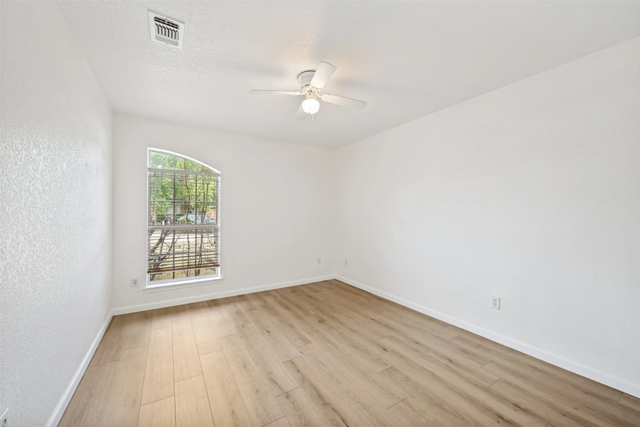 Single Family Residence For Sale in Tarrant County , 308 Rock Hill Drive, Crowley, Texas 76036, 3 Bedroom, 2 Bathroom, 2 Garage spaces, 1,634 Sqft, built in 2004, mls#21242903, Real Estate Agent in Crowley, Homes For Sale in Tarrant county, Homes For Sale in Crowley, Realtor in Crowley Texas, Real Estate Brokerage Independent Realty Texas, Luminita Cordes Realtor