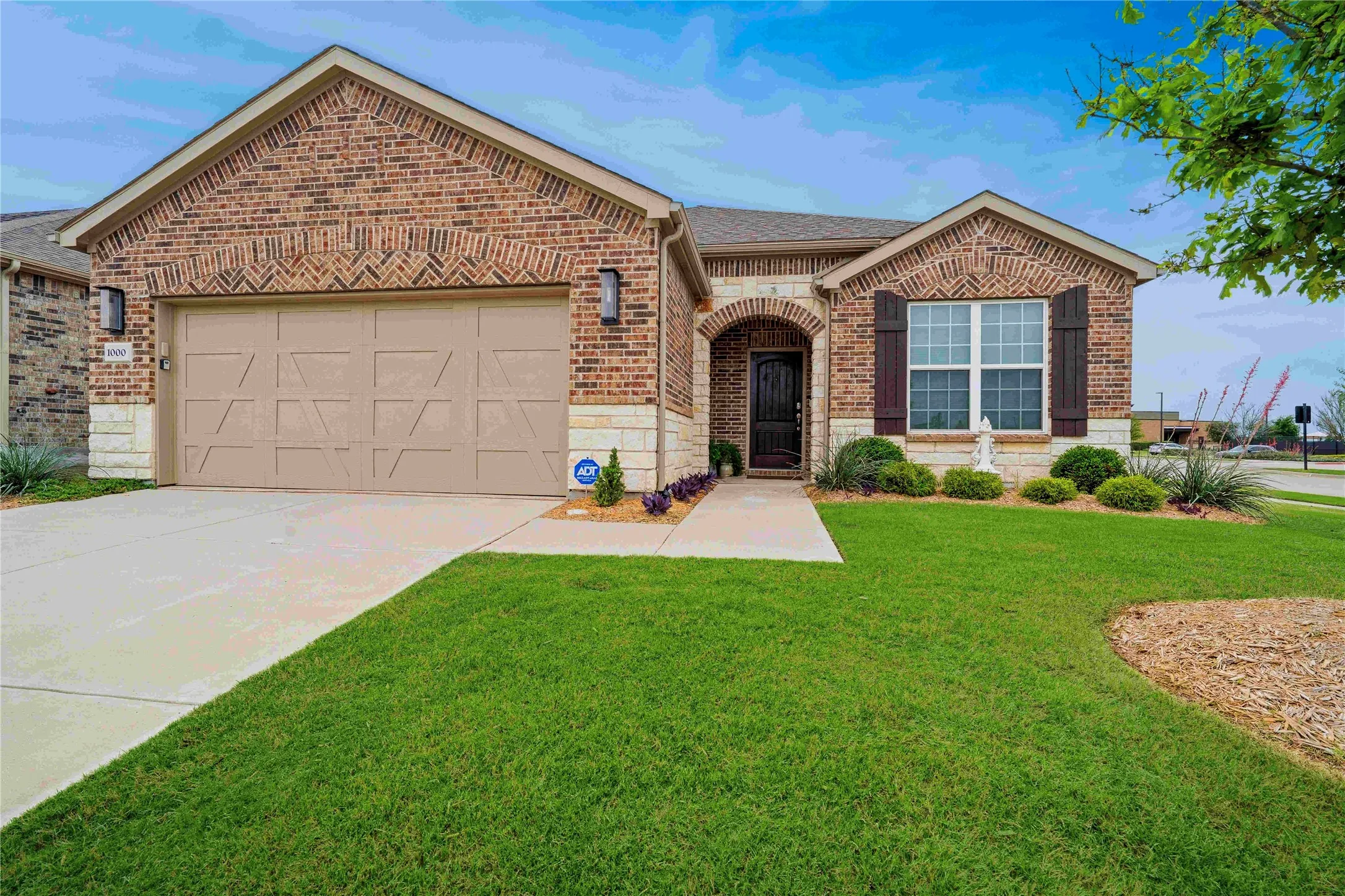 Single Family Residence For Sale in Denton County , 1000 Memorial Drive, Little Elm, Texas 76227, 3 Bedroom, 2 Bathroom, 2 Garage spaces, 2,317 Sqft, built in 2021, Preowned, mls#21241345, Real Estate Agent in Little Elm, Homes For Sale in Denton county, Homes For Sale in Little Elm, Realtor in Little Elm Texas, Real Estate Brokerage Independent Realty Texas, Luminita Cordes Realtor
