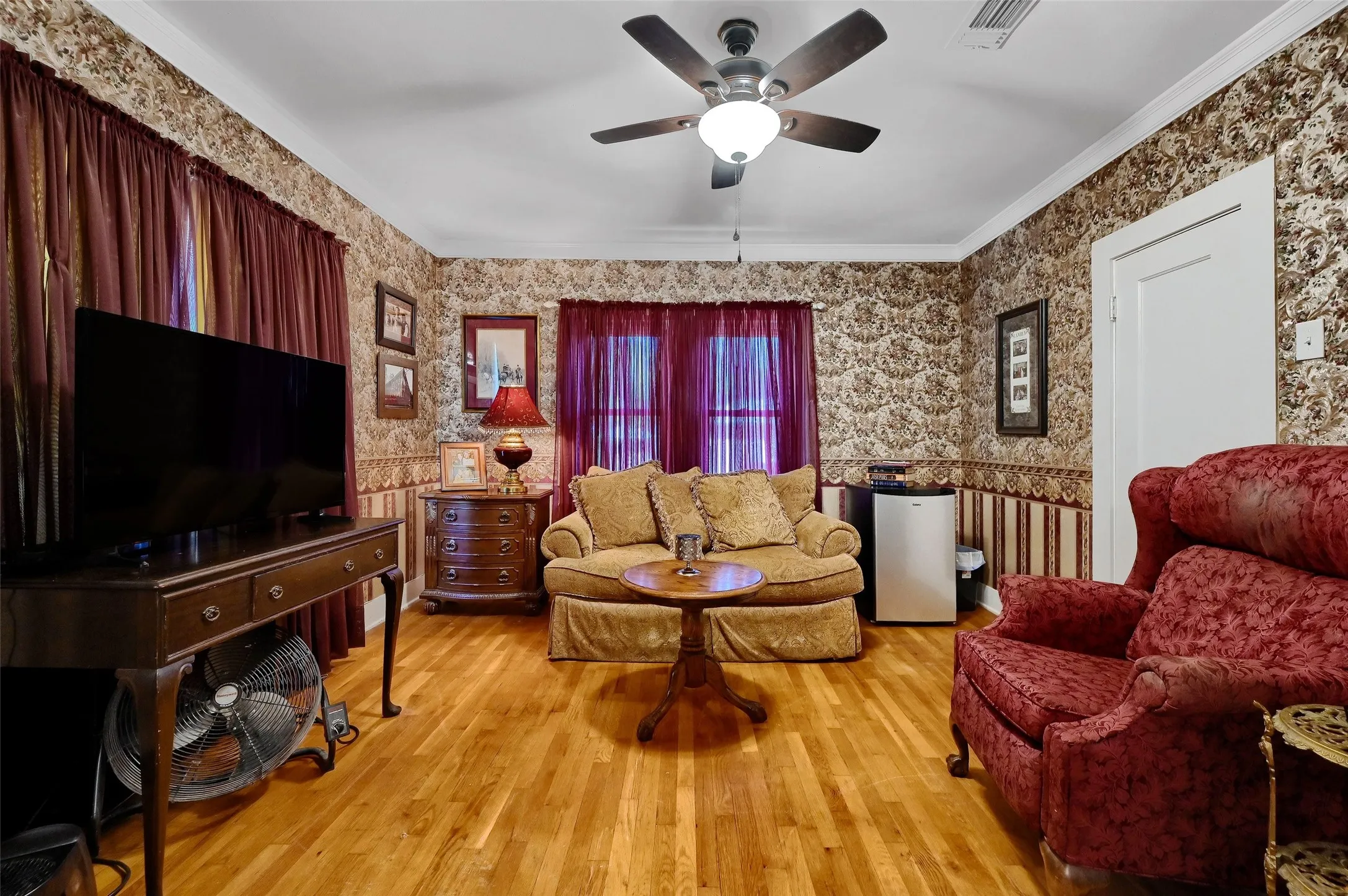 Single Family Residence For Sale in Grayson County , 706 N Woods Street, Sherman, Texas 75092, 3 Bedroom, 2 Bathroom, Garage spaces, 2,258 Sqft, built in 1954, Preowned, mls#21242613, Real Estate Agent in Sherman, Homes For Sale in Grayson county, Homes For Sale in Sherman, Realtor in Sherman Texas, Real Estate Brokerage Independent Realty Texas, Luminita Cordes Realtor