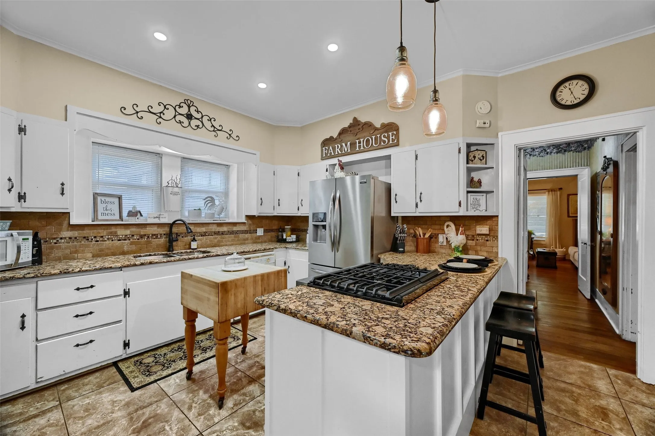 Single Family Residence For Sale in Grayson County , 706 N Woods Street, Sherman, Texas 75092, 3 Bedroom, 2 Bathroom, Garage spaces, 2,258 Sqft, built in 1954, Preowned, mls#21242613, Real Estate Agent in Sherman, Homes For Sale in Grayson county, Homes For Sale in Sherman, Realtor in Sherman Texas, Real Estate Brokerage Independent Realty Texas, Luminita Cordes Realtor