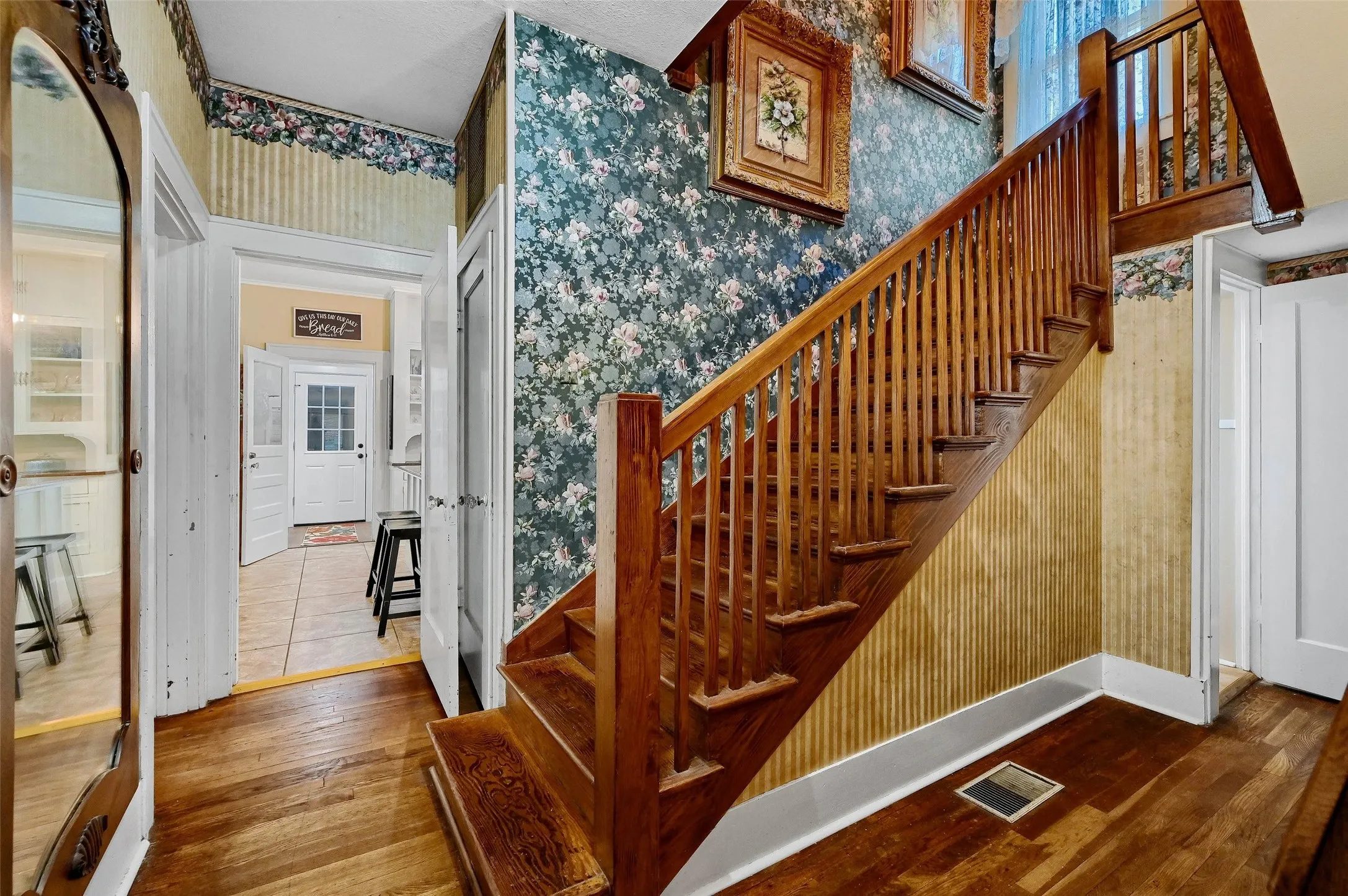 Single Family Residence For Sale in Grayson County , 706 N Woods Street, Sherman, Texas 75092, 3 Bedroom, 2 Bathroom, Garage spaces, 2,258 Sqft, built in 1954, Preowned, mls#21242613, Real Estate Agent in Sherman, Homes For Sale in Grayson county, Homes For Sale in Sherman, Realtor in Sherman Texas, Real Estate Brokerage Independent Realty Texas, Luminita Cordes Realtor