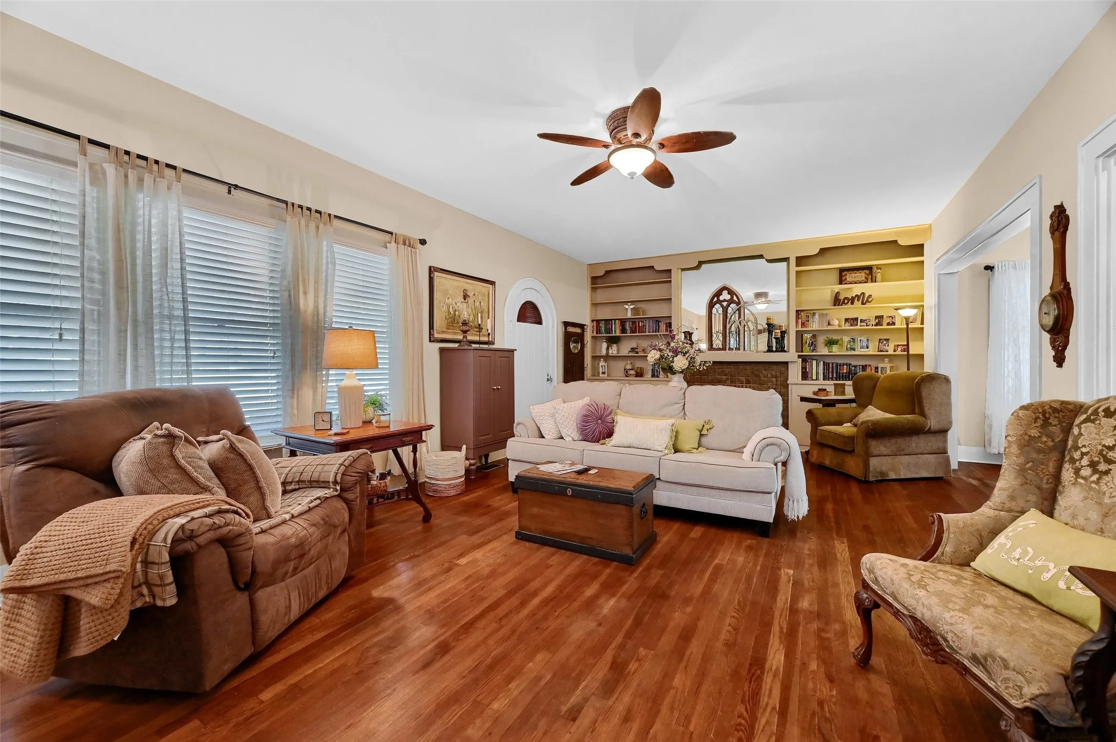 Single Family Residence For Sale in Grayson County , 706 N Woods Street, Sherman, Texas 75092, 3 Bedroom, 2 Bathroom, Garage spaces, 2,258 Sqft, built in 1954, Preowned, mls#21242613, Real Estate Agent in Sherman, Homes For Sale in Grayson county, Homes For Sale in Sherman, Realtor in Sherman Texas, Real Estate Brokerage Independent Realty Texas, Luminita Cordes Realtor