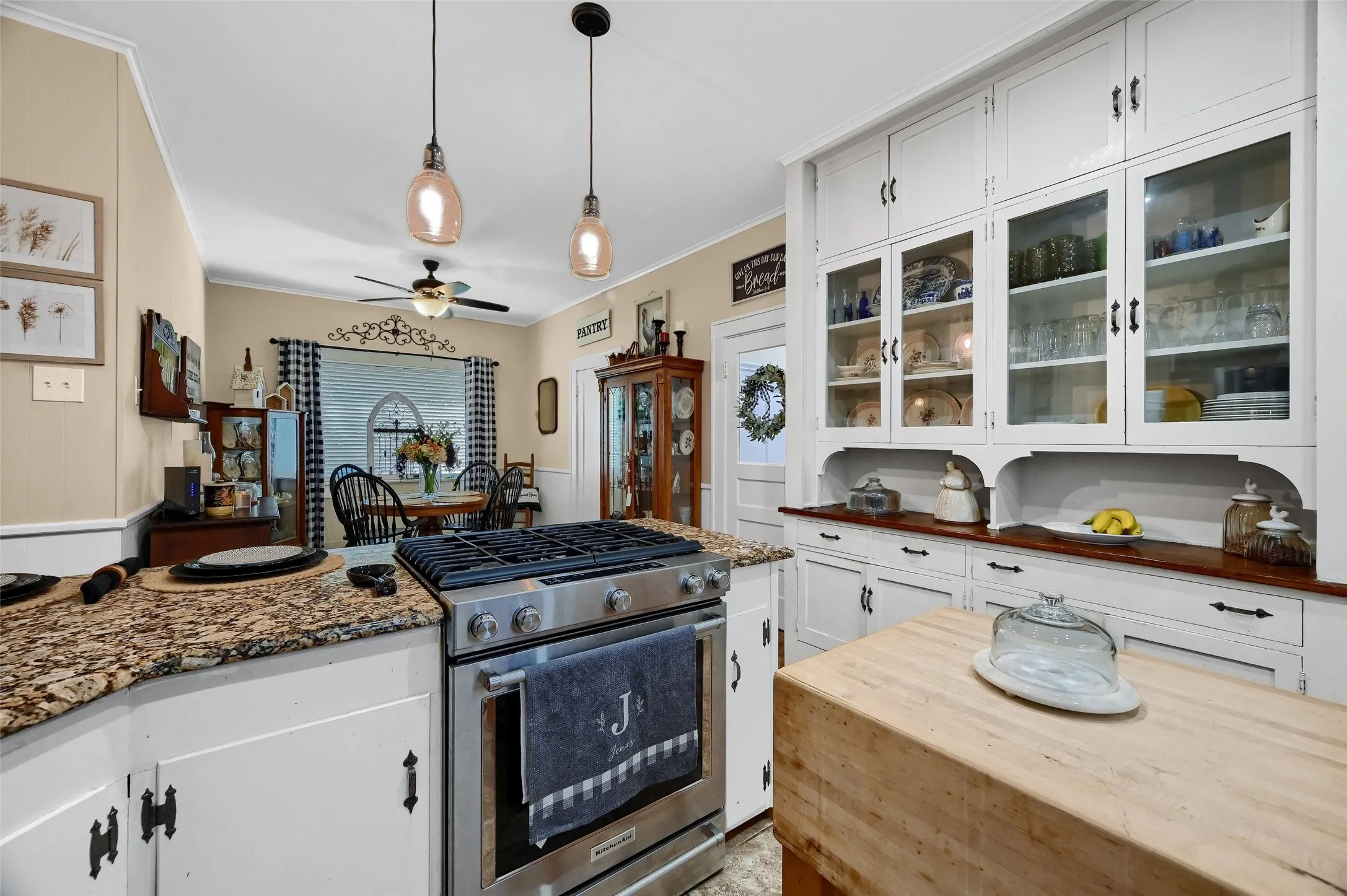 Single Family Residence For Sale in Grayson County , 706 N Woods Street, Sherman, Texas 75092, 3 Bedroom, 2 Bathroom, Garage spaces, 2,258 Sqft, built in 1954, Preowned, mls#21242613, Real Estate Agent in Sherman, Homes For Sale in Grayson county, Homes For Sale in Sherman, Realtor in Sherman Texas, Real Estate Brokerage Independent Realty Texas, Luminita Cordes Realtor