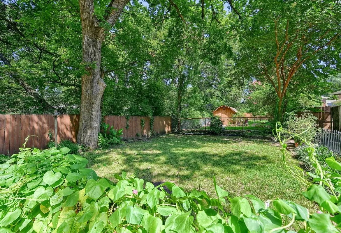 Single Family Residence For Sale in Grayson County , 706 N Woods Street, Sherman, Texas 75092, 3 Bedroom, 2 Bathroom, Garage spaces, 2,258 Sqft, built in 1954, Preowned, mls#21242613, Real Estate Agent in Sherman, Homes For Sale in Grayson county, Homes For Sale in Sherman, Realtor in Sherman Texas, Real Estate Brokerage Independent Realty Texas, Luminita Cordes Realtor