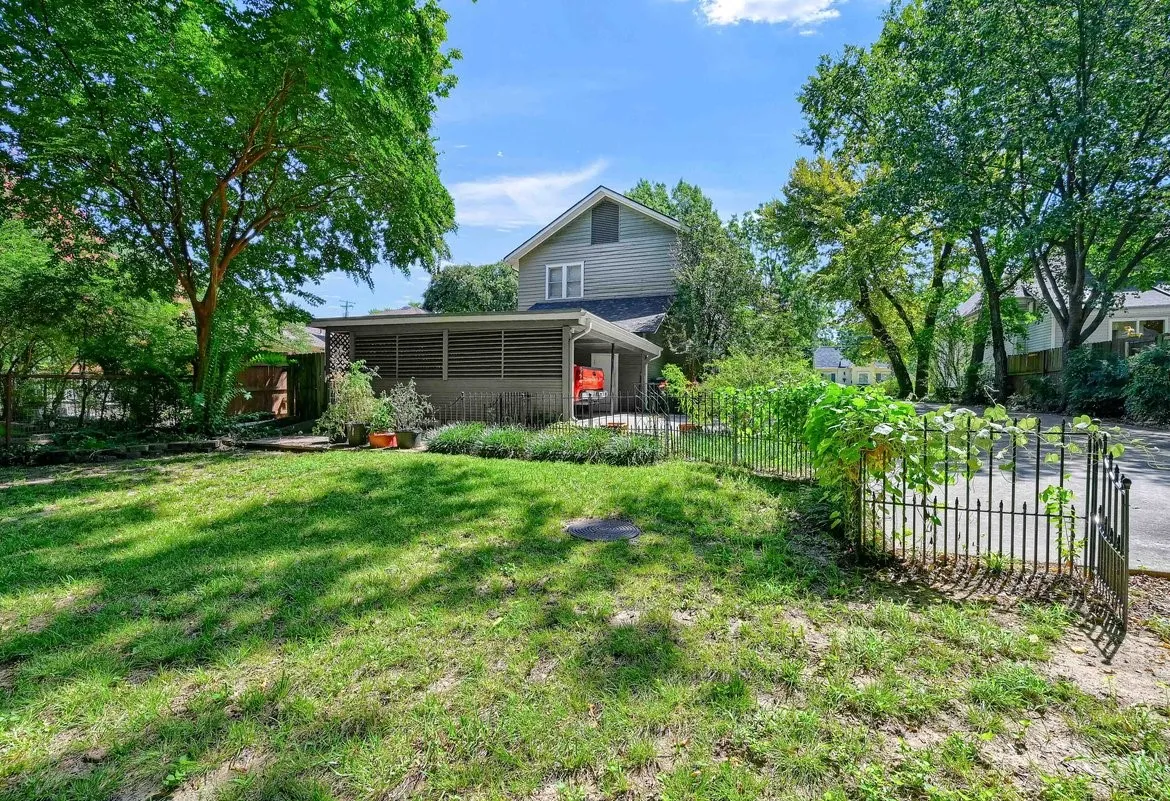 Single Family Residence For Sale in Grayson County , 706 N Woods Street, Sherman, Texas 75092, 3 Bedroom, 2 Bathroom, Garage spaces, 2,258 Sqft, built in 1954, Preowned, mls#21242613, Real Estate Agent in Sherman, Homes For Sale in Grayson county, Homes For Sale in Sherman, Realtor in Sherman Texas, Real Estate Brokerage Independent Realty Texas, Luminita Cordes Realtor