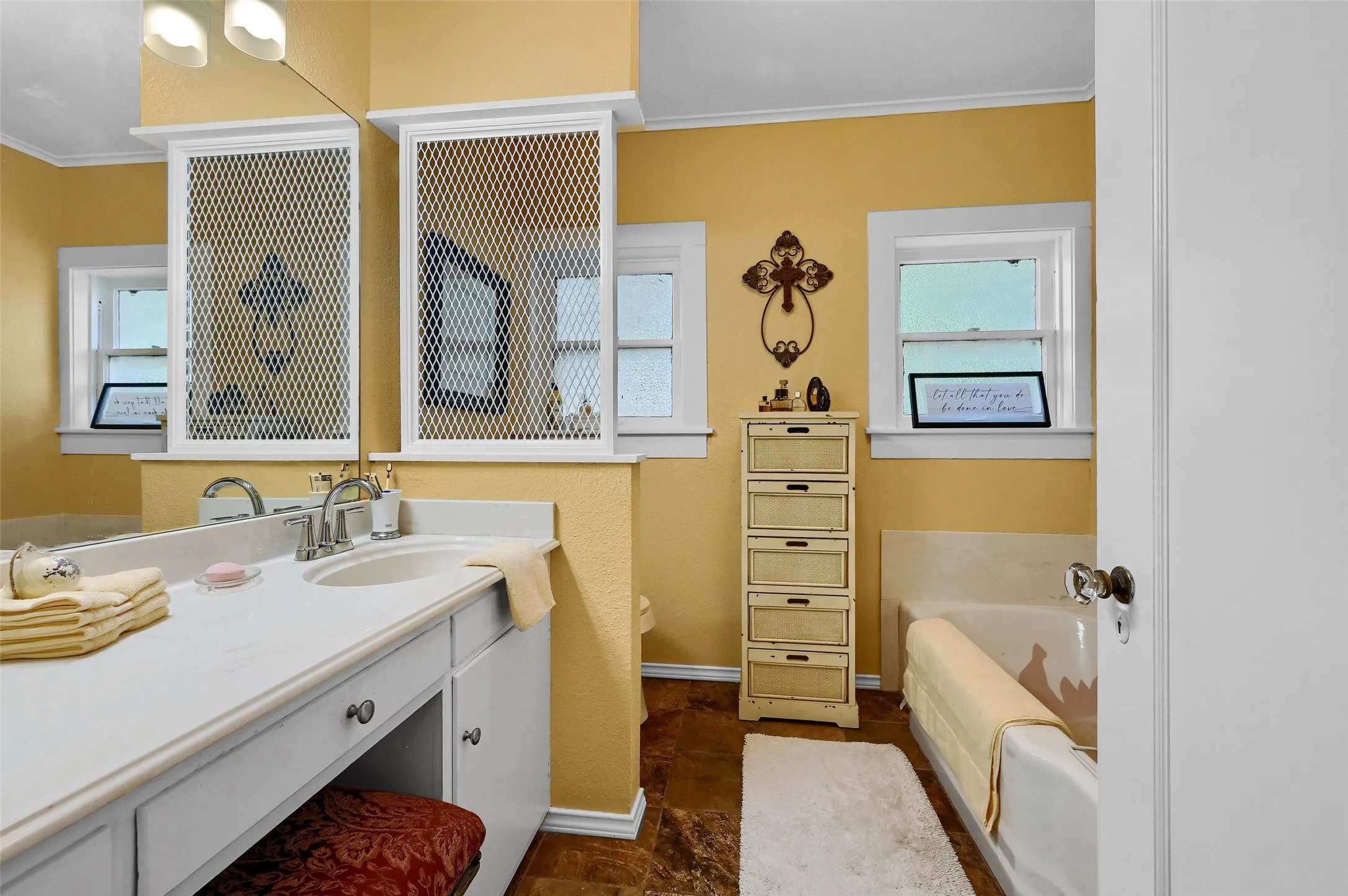 Single Family Residence For Sale in Grayson County , 706 N Woods Street, Sherman, Texas 75092, 3 Bedroom, 2 Bathroom, Garage spaces, 2,258 Sqft, built in 1954, Preowned, mls#21242613, Real Estate Agent in Sherman, Homes For Sale in Grayson county, Homes For Sale in Sherman, Realtor in Sherman Texas, Real Estate Brokerage Independent Realty Texas, Luminita Cordes Realtor