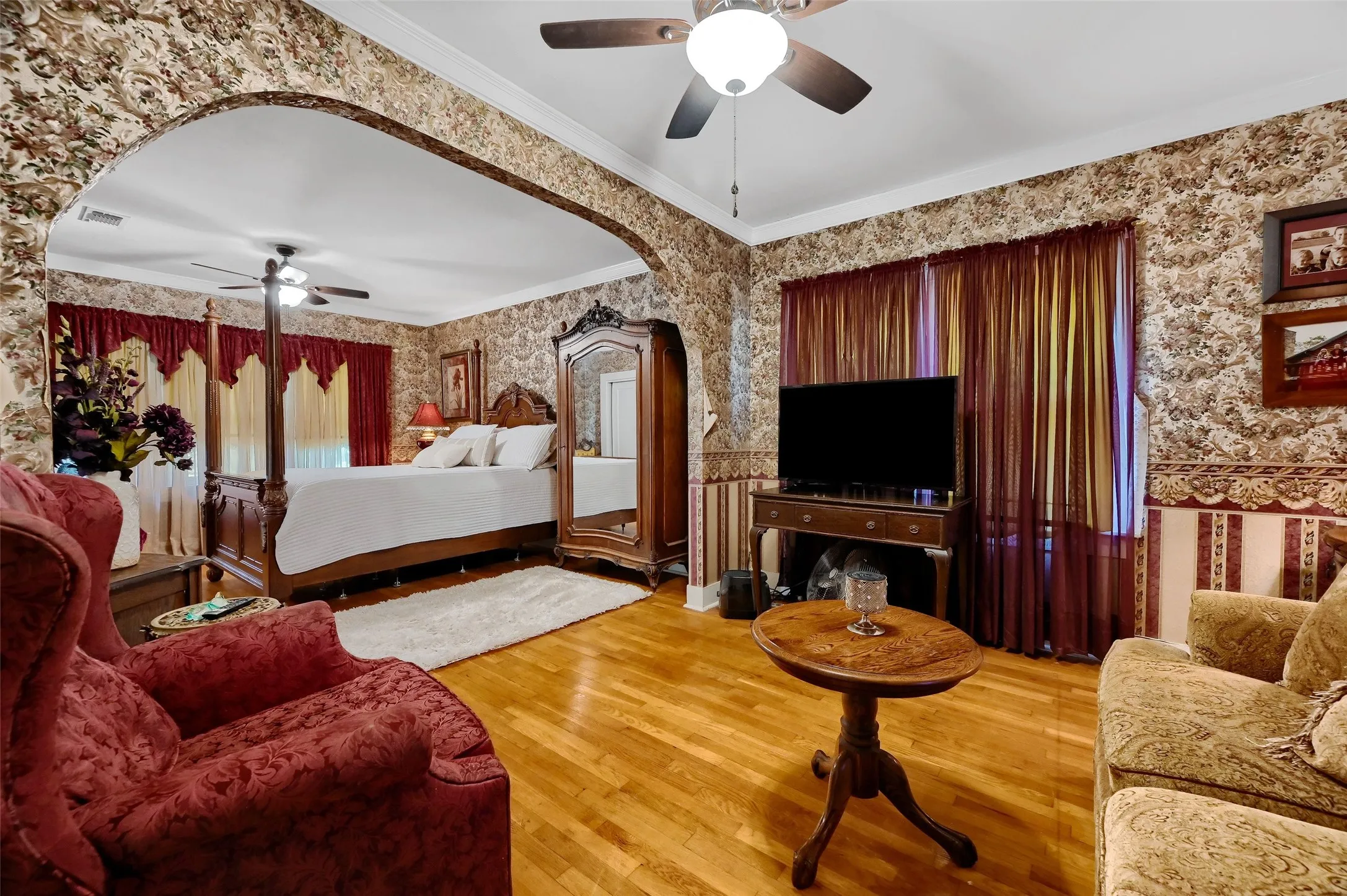 Single Family Residence For Sale in Grayson County , 706 N Woods Street, Sherman, Texas 75092, 3 Bedroom, 2 Bathroom, Garage spaces, 2,258 Sqft, built in 1954, Preowned, mls#21242613, Real Estate Agent in Sherman, Homes For Sale in Grayson county, Homes For Sale in Sherman, Realtor in Sherman Texas, Real Estate Brokerage Independent Realty Texas, Luminita Cordes Realtor