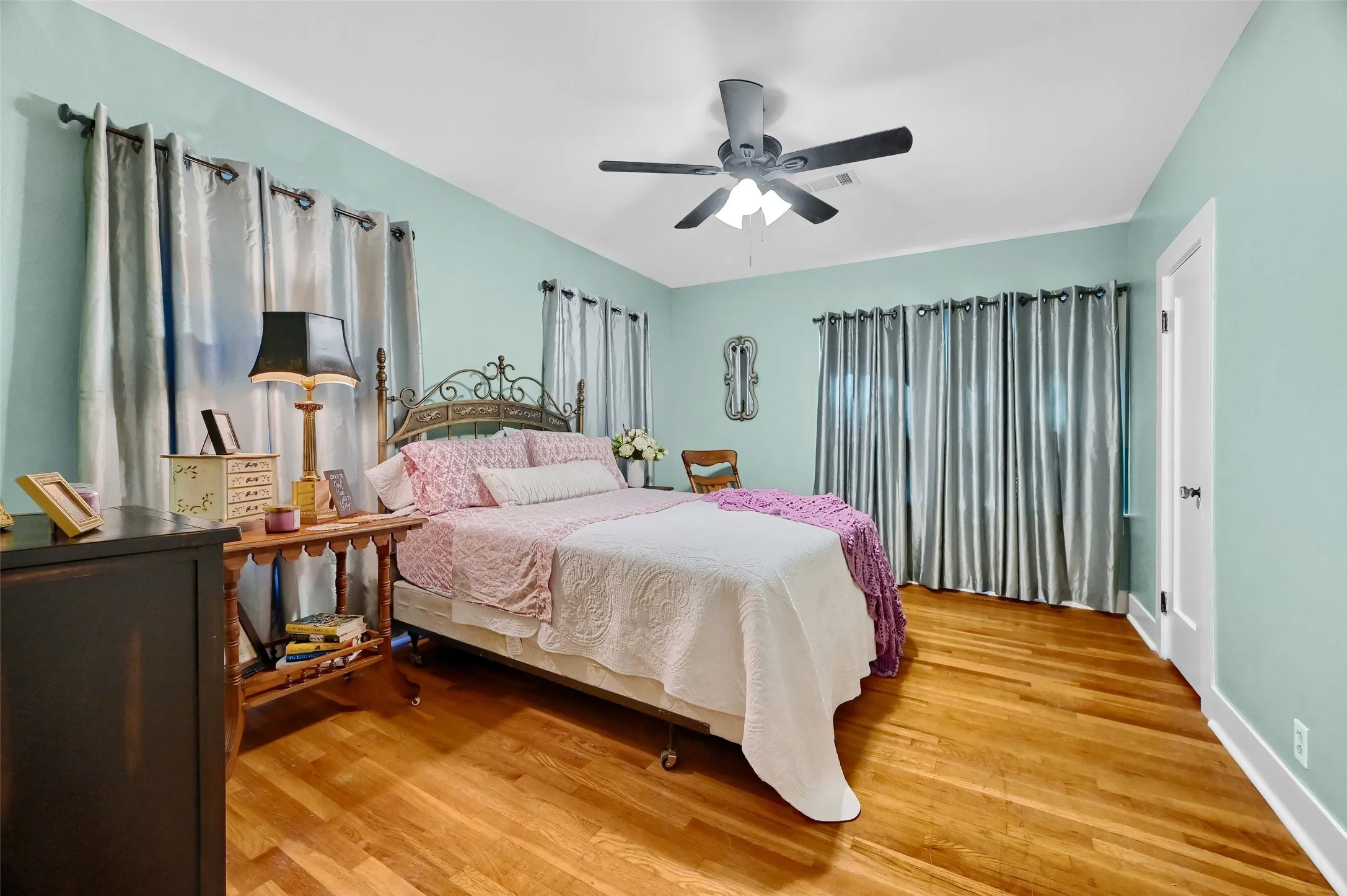 Single Family Residence For Sale in Grayson County , 706 N Woods Street, Sherman, Texas 75092, 3 Bedroom, 2 Bathroom, Garage spaces, 2,258 Sqft, built in 1954, Preowned, mls#21242613, Real Estate Agent in Sherman, Homes For Sale in Grayson county, Homes For Sale in Sherman, Realtor in Sherman Texas, Real Estate Brokerage Independent Realty Texas, Luminita Cordes Realtor