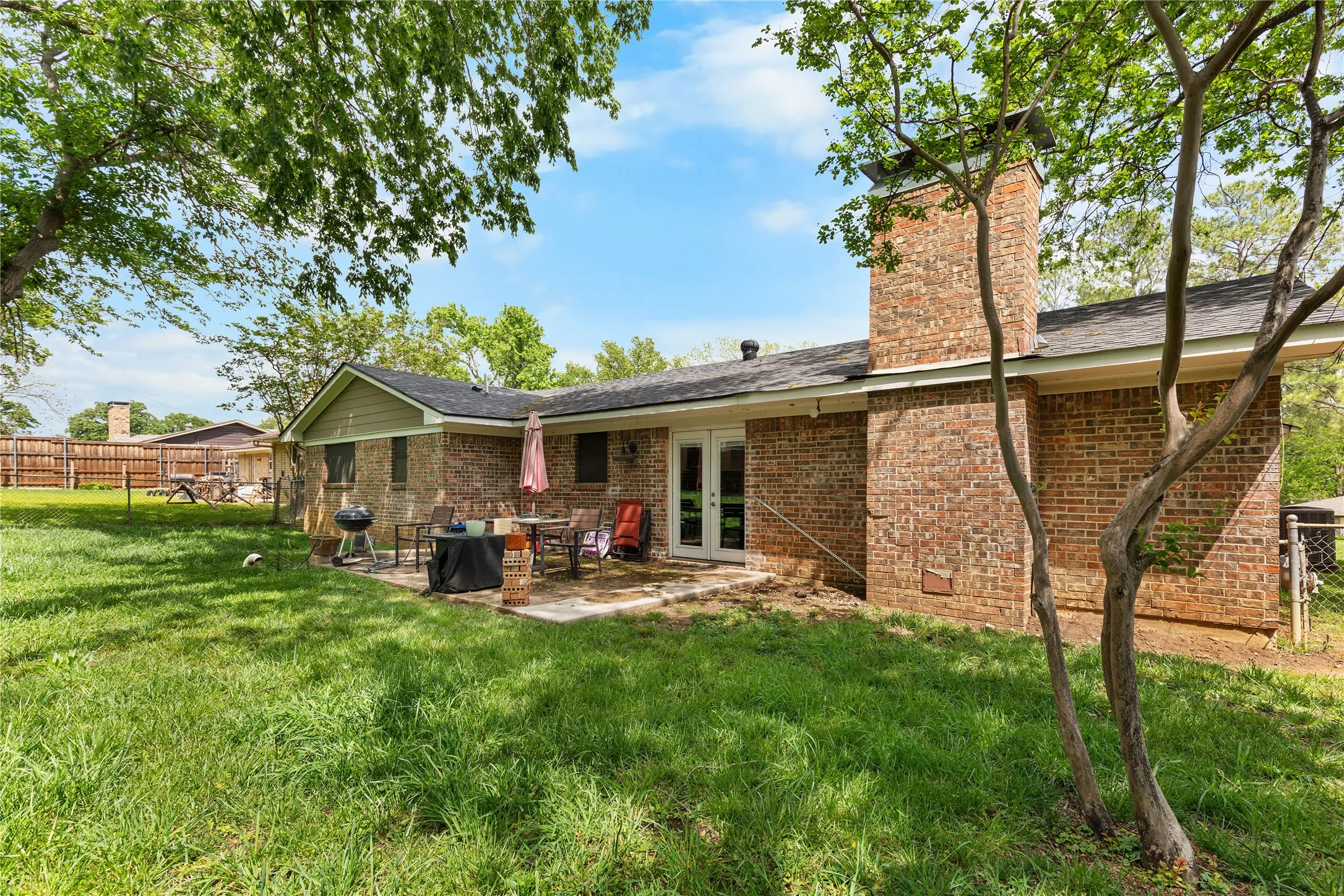 Single Family Residence For Sale in Grayson County , 613 Edwards Drive, Denison, Texas 75020, 4 Bedrooms, 2 Bathrooms, 2 Garage spaces, 2,079 Sqft, built in 1970, Price $275,000, mls#21242956, Real Estate Agent in Denison, Homes For Sale in Grayson county, Homes For Sale in Denison, Realtor in Denison Texas, Real Estate Brokerage Independent Realty Texas, Luminita Cordes Realtor