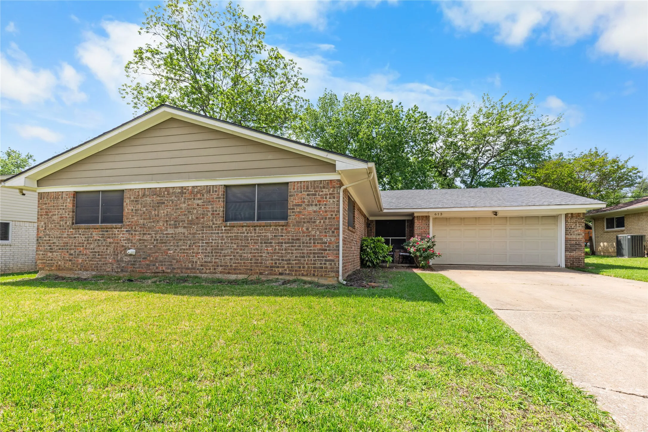 Single Family Residence For Sale in Grayson County , 613 Edwards Drive, Denison, Texas 75020, 4 Bedrooms, 2 Bathrooms, 2 Garage spaces, 2,079 Sqft, built in 1970, Price $275,000, mls#21242956, Real Estate Agent in Denison, Homes For Sale in Grayson county, Homes For Sale in Denison, Realtor in Denison Texas, Real Estate Brokerage Independent Realty Texas, Luminita Cordes Realtor