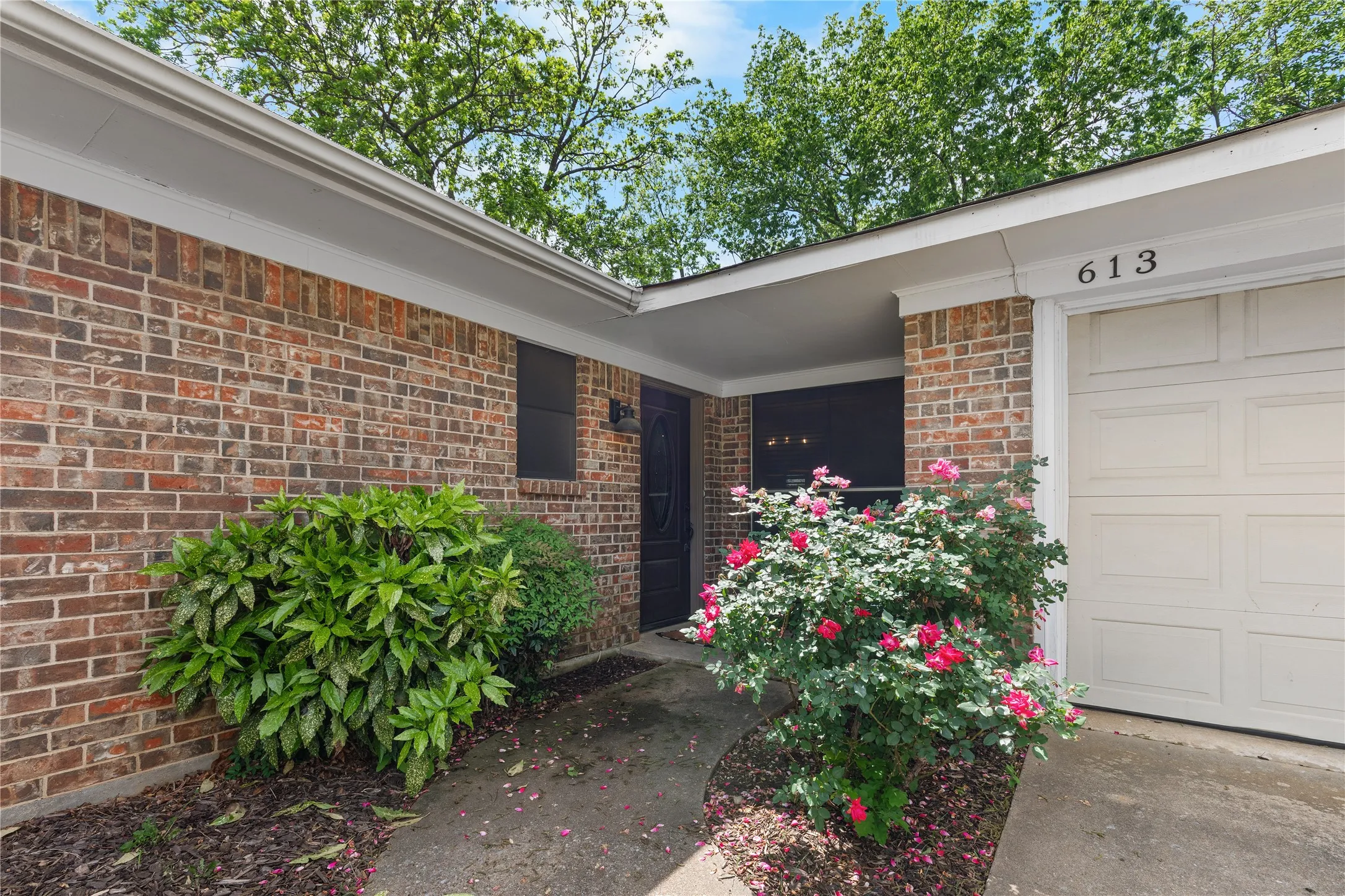 Single Family Residence For Sale in Grayson County , 613 Edwards Drive, Denison, Texas 75020, 4 Bedrooms, 2 Bathrooms, 2 Garage spaces, 2,079 Sqft, built in 1970, Price $275,000, mls#21242956, Real Estate Agent in Denison, Homes For Sale in Grayson county, Homes For Sale in Denison, Realtor in Denison Texas, Real Estate Brokerage Independent Realty Texas, Luminita Cordes Realtor