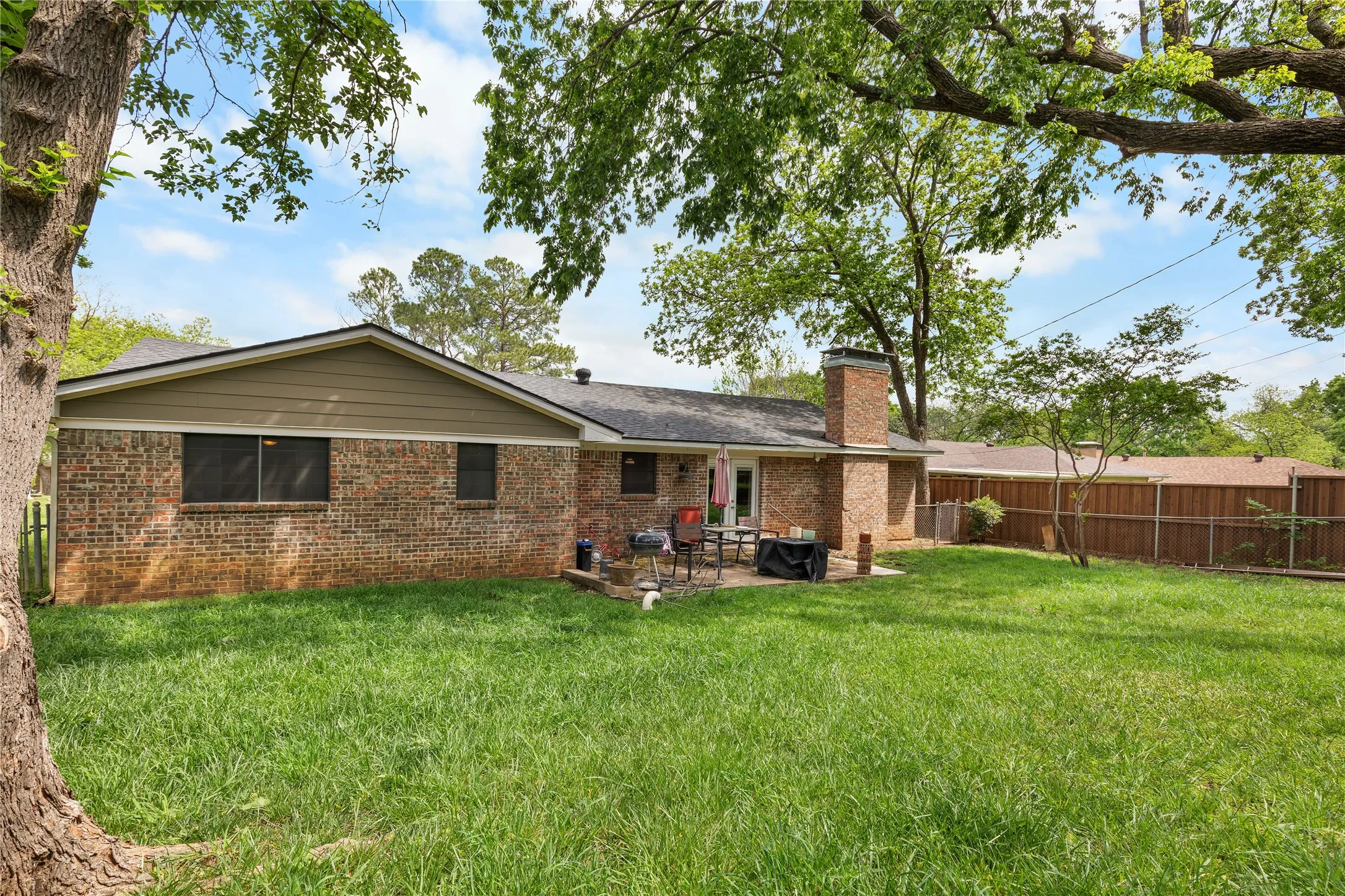 Single Family Residence For Sale in Grayson County , 613 Edwards Drive, Denison, Texas 75020, 4 Bedrooms, 2 Bathrooms, 2 Garage spaces, 2,079 Sqft, built in 1970, Price $275,000, mls#21242956, Real Estate Agent in Denison, Homes For Sale in Grayson county, Homes For Sale in Denison, Realtor in Denison Texas, Real Estate Brokerage Independent Realty Texas, Luminita Cordes Realtor