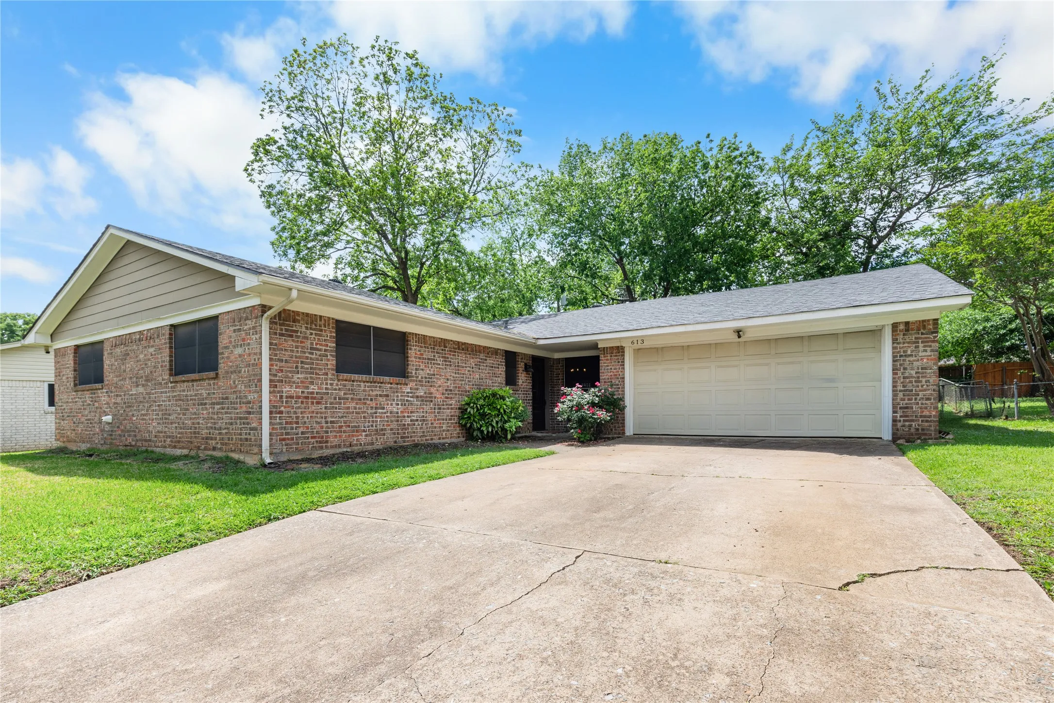 Single Family Residence For Sale in Grayson County , 613 Edwards Drive, Denison, Texas 75020, 4 Bedrooms, 2 Bathrooms, 2 Garage spaces, 2,079 Sqft, built in 1970, Price $275,000, mls#21242956, Real Estate Agent in Denison, Homes For Sale in Grayson county, Homes For Sale in Denison, Realtor in Denison Texas, Real Estate Brokerage Independent Realty Texas, Luminita Cordes Realtor