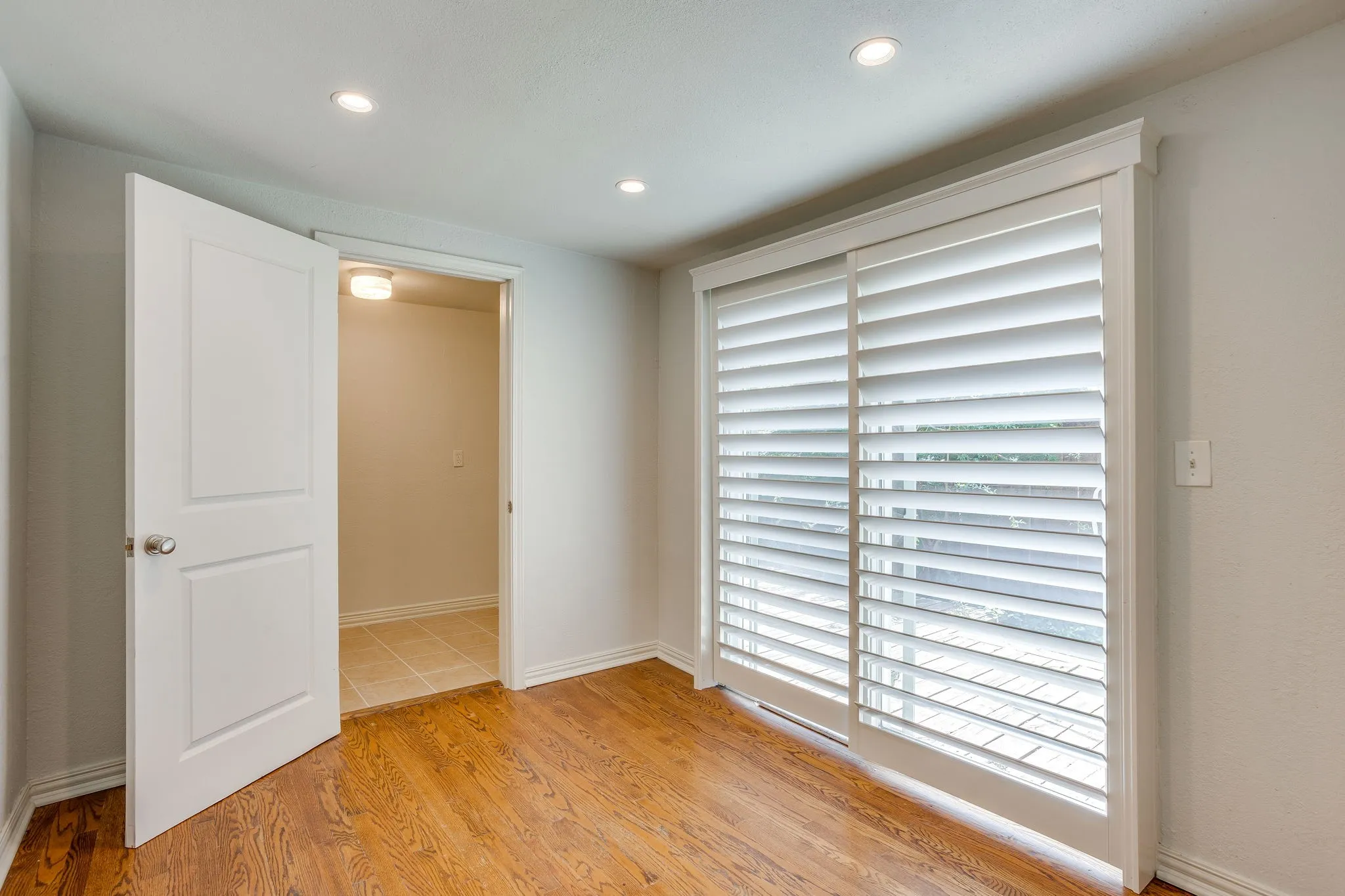 Single Family Residence For Sale in Tarrant County , 6463 Lindell Avenue, Fort Worth, Texas 76116, 3 Bedroom, 2 Bathroom, Garage spaces, 1,543 Sqft, built in 1943, Preowned, mls#21242368, Real Estate Agent in Fort Worth, Homes For Sale in Tarrant county, Homes For Sale in Fort Worth, Realtor in Fort Worth Texas, Real Estate Brokerage Independent Realty Texas, Luminita Cordes Realtor