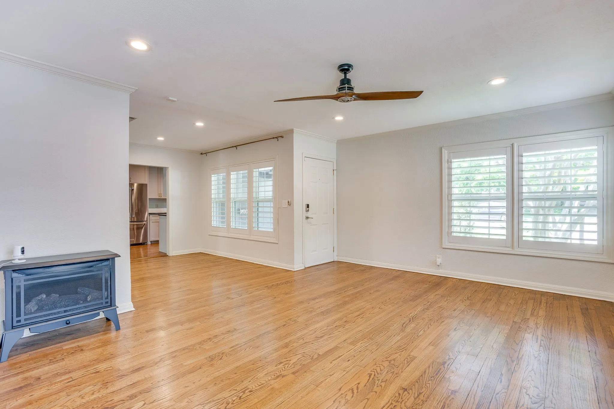 Single Family Residence For Sale in Tarrant County , 6463 Lindell Avenue, Fort Worth, Texas 76116, 3 Bedroom, 2 Bathroom, Garage spaces, 1,543 Sqft, built in 1943, Preowned, mls#21242368, Real Estate Agent in Fort Worth, Homes For Sale in Tarrant county, Homes For Sale in Fort Worth, Realtor in Fort Worth Texas, Real Estate Brokerage Independent Realty Texas, Luminita Cordes Realtor
