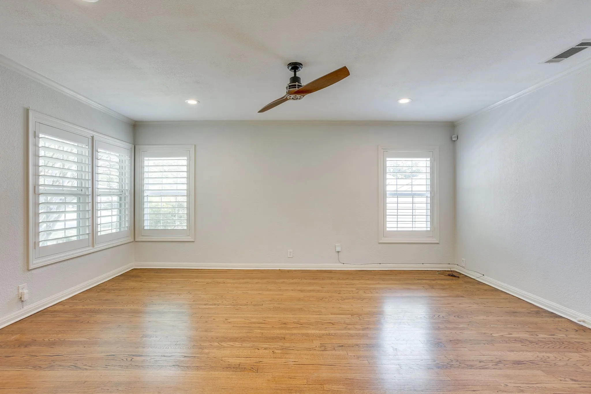 Single Family Residence For Sale in Tarrant County , 6463 Lindell Avenue, Fort Worth, Texas 76116, 3 Bedroom, 2 Bathroom, Garage spaces, 1,543 Sqft, built in 1943, Preowned, mls#21242368, Real Estate Agent in Fort Worth, Homes For Sale in Tarrant county, Homes For Sale in Fort Worth, Realtor in Fort Worth Texas, Real Estate Brokerage Independent Realty Texas, Luminita Cordes Realtor