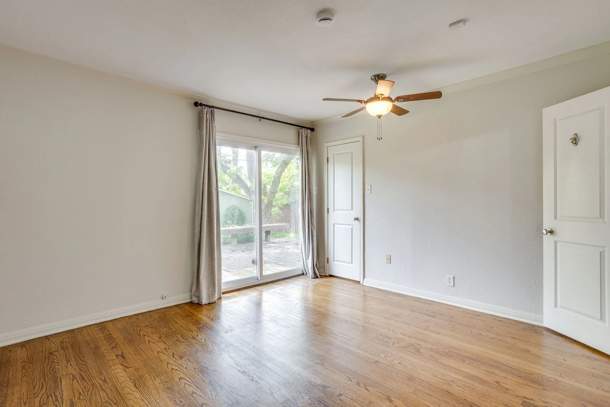 Single Family Residence For Sale in Tarrant County , 6463 Lindell Avenue, Fort Worth, Texas 76116, 3 Bedroom, 2 Bathroom, Garage spaces, 1,543 Sqft, built in 1943, Preowned, mls#21242368, Real Estate Agent in Fort Worth, Homes For Sale in Tarrant county, Homes For Sale in Fort Worth, Realtor in Fort Worth Texas, Real Estate Brokerage Independent Realty Texas, Luminita Cordes Realtor