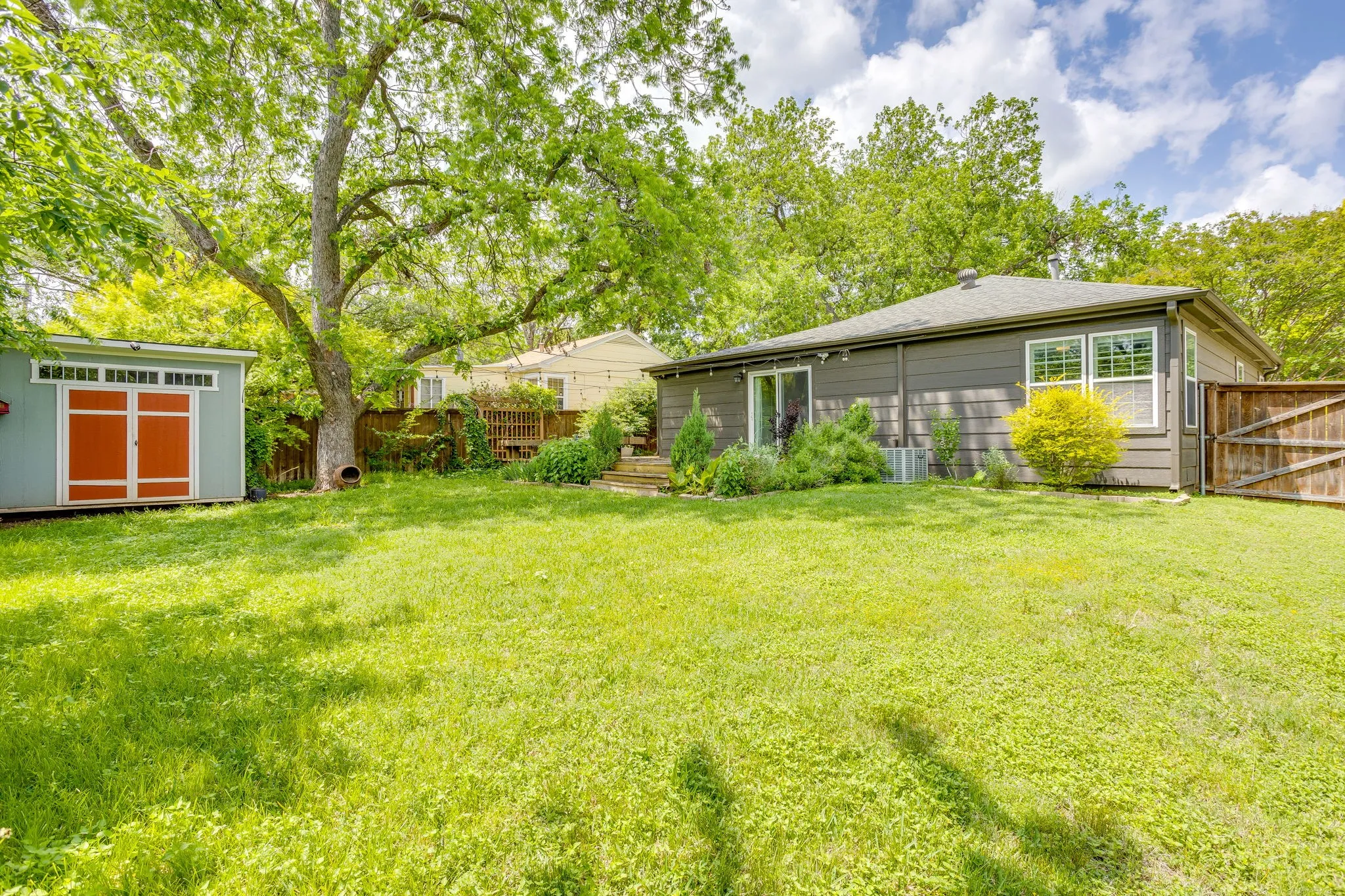 Single Family Residence For Sale in Tarrant County , 6463 Lindell Avenue, Fort Worth, Texas 76116, 3 Bedroom, 2 Bathroom, Garage spaces, 1,543 Sqft, built in 1943, Preowned, mls#21242368, Real Estate Agent in Fort Worth, Homes For Sale in Tarrant county, Homes For Sale in Fort Worth, Realtor in Fort Worth Texas, Real Estate Brokerage Independent Realty Texas, Luminita Cordes Realtor
