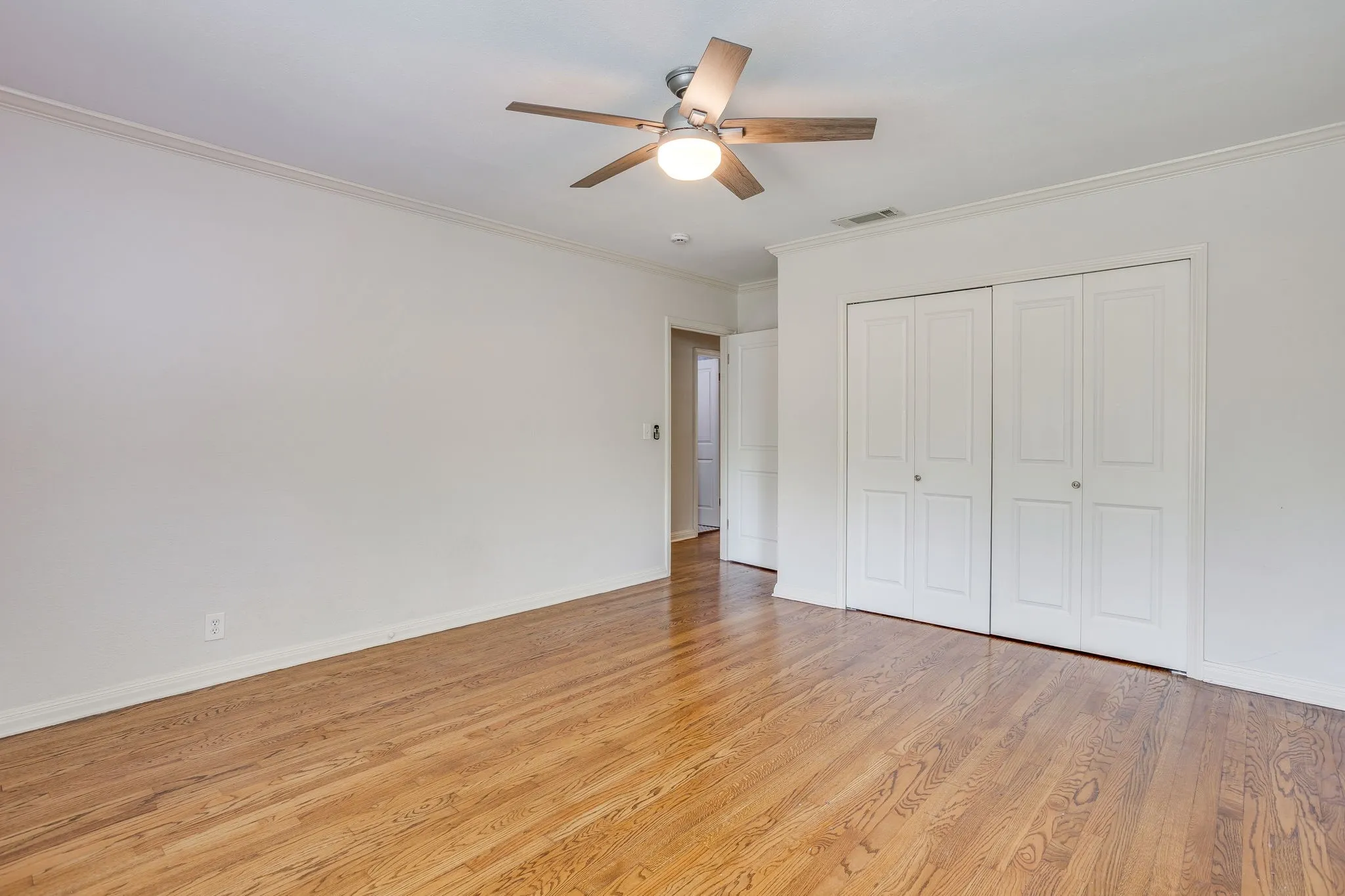 Single Family Residence For Sale in Tarrant County , 6463 Lindell Avenue, Fort Worth, Texas 76116, 3 Bedroom, 2 Bathroom, Garage spaces, 1,543 Sqft, built in 1943, Preowned, mls#21242368, Real Estate Agent in Fort Worth, Homes For Sale in Tarrant county, Homes For Sale in Fort Worth, Realtor in Fort Worth Texas, Real Estate Brokerage Independent Realty Texas, Luminita Cordes Realtor