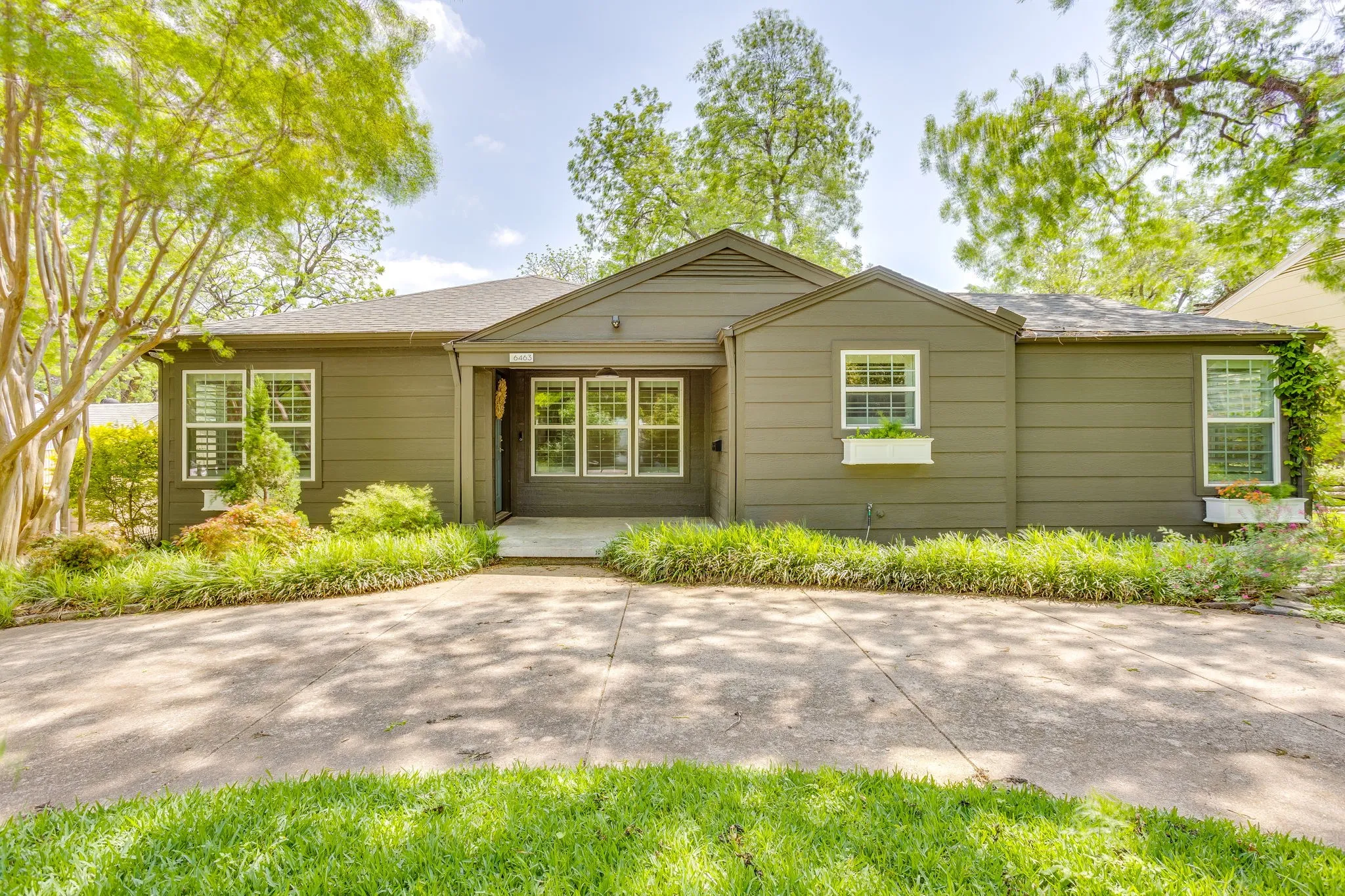 Single Family Residence For Sale in Tarrant County , 6463 Lindell Avenue, Fort Worth, Texas 76116, 3 Bedroom, 2 Bathroom, Garage spaces, 1,543 Sqft, built in 1943, Preowned, mls#21242368, Real Estate Agent in Fort Worth, Homes For Sale in Tarrant county, Homes For Sale in Fort Worth, Realtor in Fort Worth Texas, Real Estate Brokerage Independent Realty Texas, Luminita Cordes Realtor