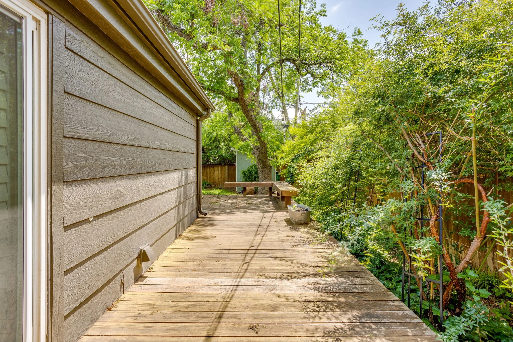 Single Family Residence For Sale in Tarrant County , 6463 Lindell Avenue, Fort Worth, Texas 76116, 3 Bedroom, 2 Bathroom, Garage spaces, 1,543 Sqft, built in 1943, Preowned, mls#21242368, Real Estate Agent in Fort Worth, Homes For Sale in Tarrant county, Homes For Sale in Fort Worth, Realtor in Fort Worth Texas, Real Estate Brokerage Independent Realty Texas, Luminita Cordes Realtor
