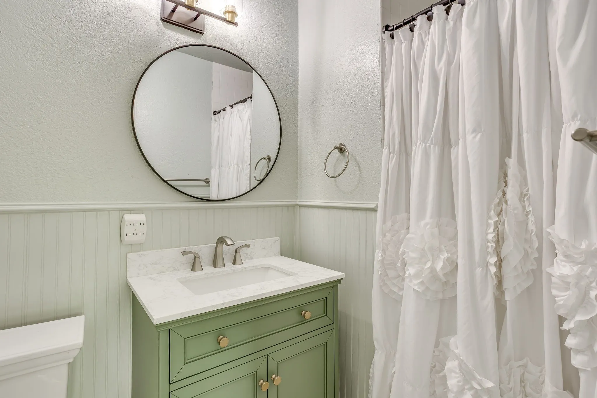 Single Family Residence For Sale in Tarrant County , 6463 Lindell Avenue, Fort Worth, Texas 76116, 3 Bedroom, 2 Bathroom, Garage spaces, 1,543 Sqft, built in 1943, Preowned, mls#21242368, Real Estate Agent in Fort Worth, Homes For Sale in Tarrant county, Homes For Sale in Fort Worth, Realtor in Fort Worth Texas, Real Estate Brokerage Independent Realty Texas, Luminita Cordes Realtor
