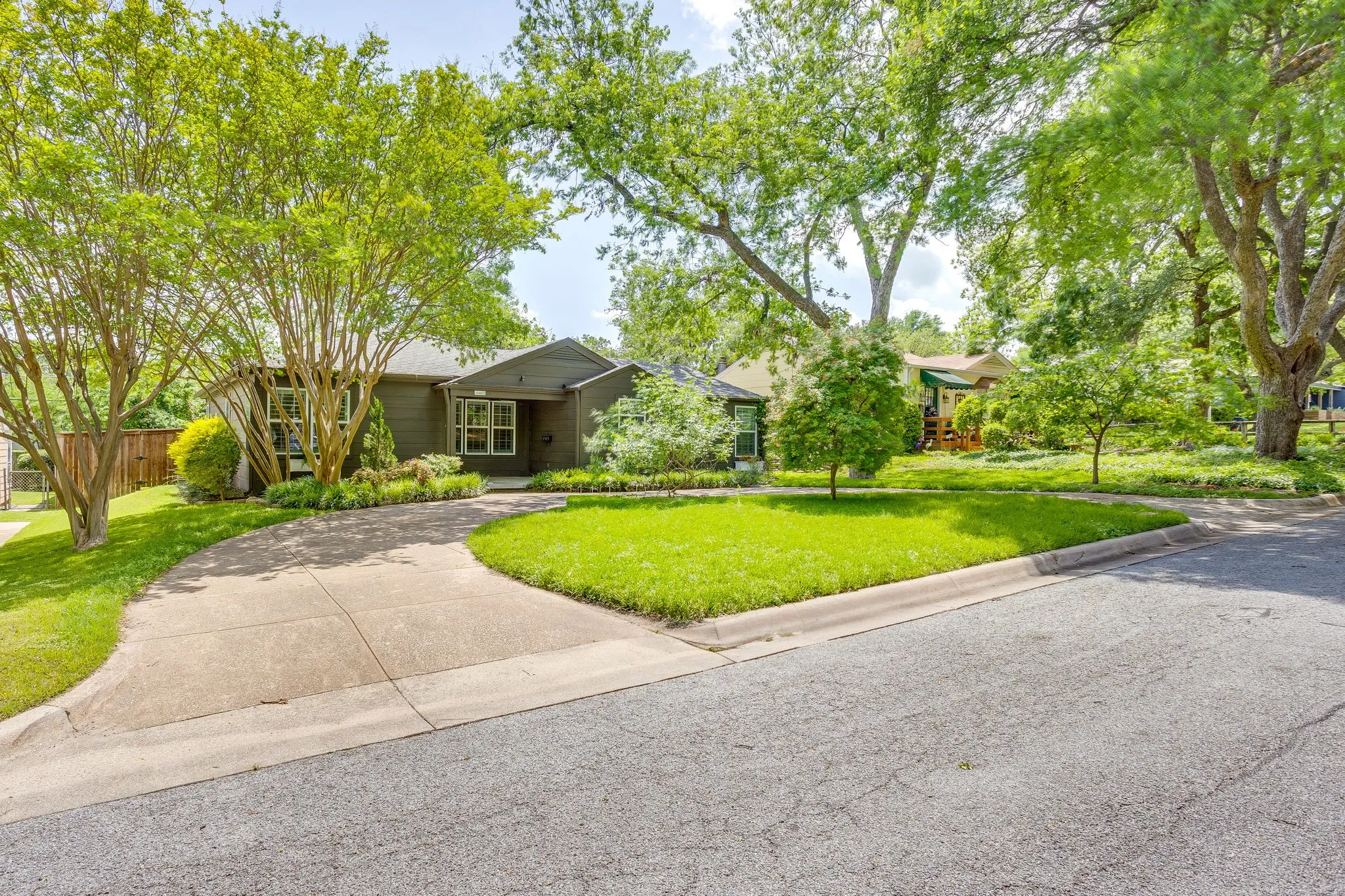 Single Family Residence For Sale in Tarrant County , 6463 Lindell Avenue, Fort Worth, Texas 76116, 3 Bedroom, 2 Bathroom, Garage spaces, 1,543 Sqft, built in 1943, Preowned, mls#21242368, Real Estate Agent in Fort Worth, Homes For Sale in Tarrant county, Homes For Sale in Fort Worth, Realtor in Fort Worth Texas, Real Estate Brokerage Independent Realty Texas, Luminita Cordes Realtor
