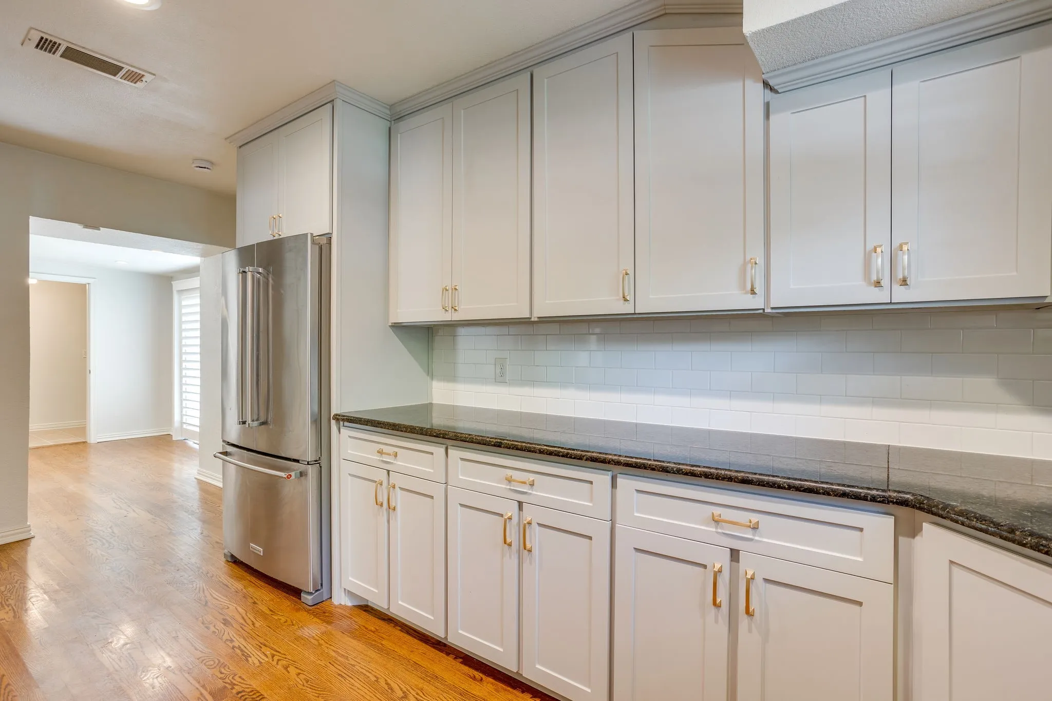 Single Family Residence For Sale in Tarrant County , 6463 Lindell Avenue, Fort Worth, Texas 76116, 3 Bedroom, 2 Bathroom, Garage spaces, 1,543 Sqft, built in 1943, Preowned, mls#21242368, Real Estate Agent in Fort Worth, Homes For Sale in Tarrant county, Homes For Sale in Fort Worth, Realtor in Fort Worth Texas, Real Estate Brokerage Independent Realty Texas, Luminita Cordes Realtor