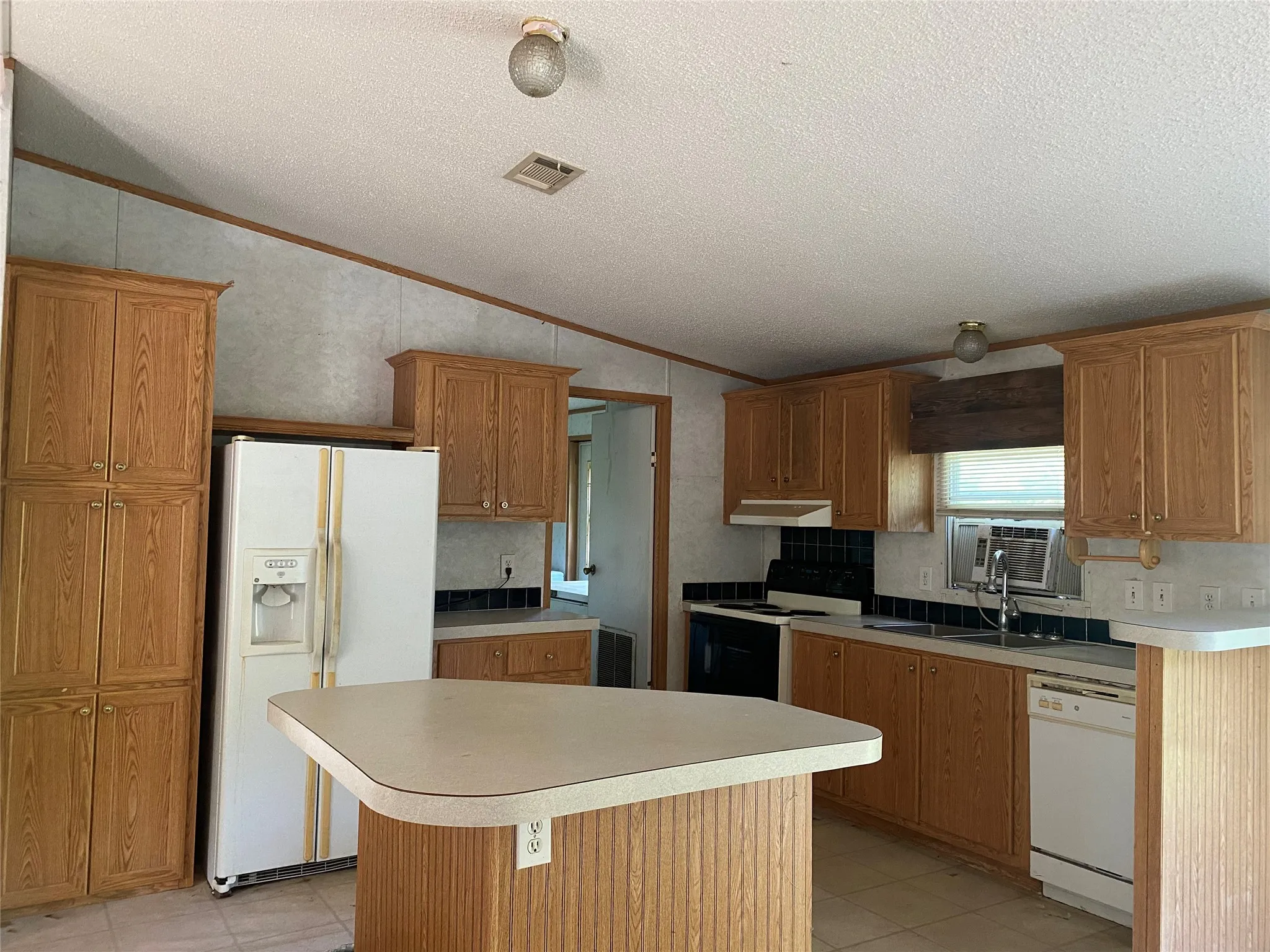 Mobile Home For Sale in Van Zandt County , 528 Vz County Road 1308, Canton, Texas 75103, 4 Bedroom, 2 Bathroom, Garage spaces, 1,344 Sqft, built in 2003, Price $149,500, mls#21242690, Real Estate Agent in Canton, Homes For Sale in Van Zandt county, Homes For Sale in Canton, Realtor in Canton Texas, Real Estate Brokerage Independent Realty Texas, Luminita Cordes Realtor