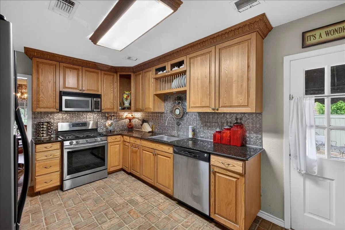 Single Family Residence For Sale in Tarrant County , 3505 White Settlement Road, Fort Worth, Texas 76107, 3 Bedroom, 3 Bathroom, 2 Garage spaces, 2,358 Sqft, built in 1942, Preowned, Price $699,500, mls#21240358, Real Estate Agent in Fort Worth, Homes For Sale in Tarrant county, Homes For Sale in Fort Worth, Realtor in Fort Worth Texas, Real Estate Brokerage Independent Realty Texas, Luminita Cordes Realtor