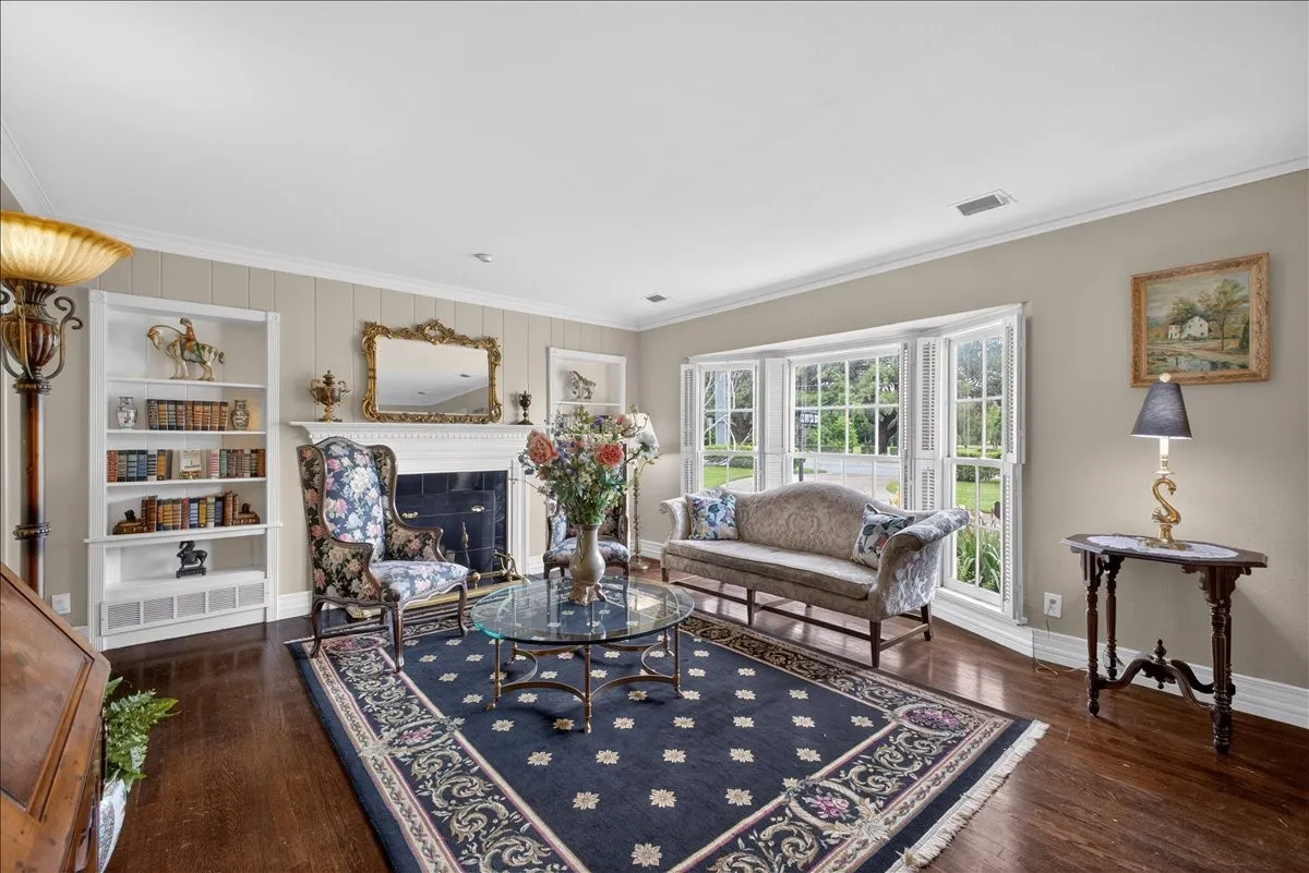Single Family Residence For Sale in Tarrant County , 3505 White Settlement Road, Fort Worth, Texas 76107, 3 Bedroom, 3 Bathroom, 2 Garage spaces, 2,358 Sqft, built in 1942, Preowned, Price $699,500, mls#21240358, Real Estate Agent in Fort Worth, Homes For Sale in Tarrant county, Homes For Sale in Fort Worth, Realtor in Fort Worth Texas, Real Estate Brokerage Independent Realty Texas, Luminita Cordes Realtor