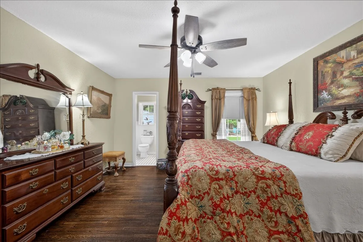 Single Family Residence For Sale in Tarrant County , 3505 White Settlement Road, Fort Worth, Texas 76107, 3 Bedroom, 3 Bathroom, 2 Garage spaces, 2,358 Sqft, built in 1942, Preowned, Price $699,500, mls#21240358, Real Estate Agent in Fort Worth, Homes For Sale in Tarrant county, Homes For Sale in Fort Worth, Realtor in Fort Worth Texas, Real Estate Brokerage Independent Realty Texas, Luminita Cordes Realtor