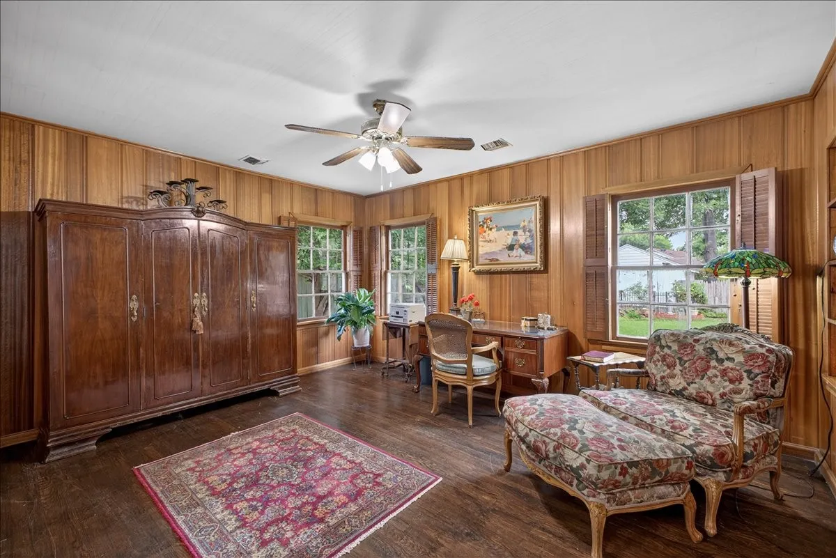 Single Family Residence For Sale in Tarrant County , 3505 White Settlement Road, Fort Worth, Texas 76107, 3 Bedroom, 3 Bathroom, 2 Garage spaces, 2,358 Sqft, built in 1942, Preowned, Price $699,500, mls#21240358, Real Estate Agent in Fort Worth, Homes For Sale in Tarrant county, Homes For Sale in Fort Worth, Realtor in Fort Worth Texas, Real Estate Brokerage Independent Realty Texas, Luminita Cordes Realtor