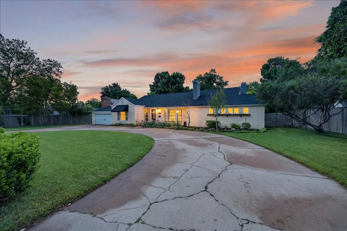 Single Family Residence For Sale in Tarrant County , 3505 White Settlement Road, Fort Worth, Texas 76107, 3 Bedroom, 3 Bathroom, 2 Garage spaces, 2,358 Sqft, built in 1942, Preowned, Price $699,500, mls#21240358, Real Estate Agent in Fort Worth, Homes For Sale in Tarrant county, Homes For Sale in Fort Worth, Realtor in Fort Worth Texas, Real Estate Brokerage Independent Realty Texas, Luminita Cordes Realtor