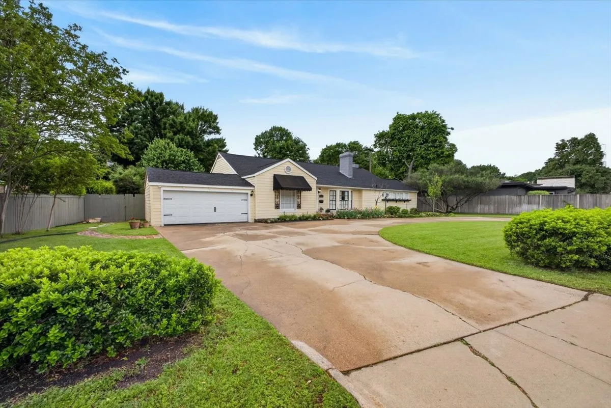 Single Family Residence For Sale in Tarrant County , 3505 White Settlement Road, Fort Worth, Texas 76107, 3 Bedroom, 3 Bathroom, 2 Garage spaces, 2,358 Sqft, built in 1942, Preowned, Price $699,500, mls#21240358, Real Estate Agent in Fort Worth, Homes For Sale in Tarrant county, Homes For Sale in Fort Worth, Realtor in Fort Worth Texas, Real Estate Brokerage Independent Realty Texas, Luminita Cordes Realtor