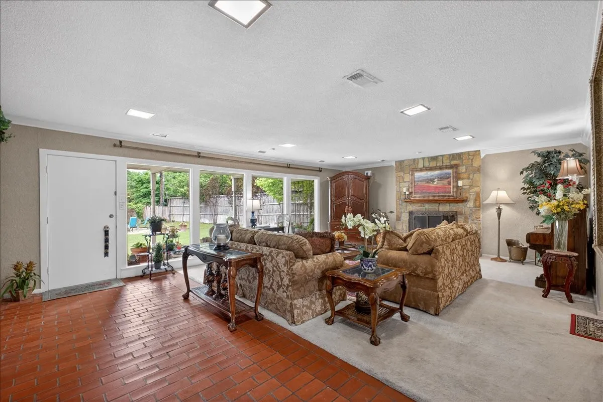 Single Family Residence For Sale in Tarrant County , 3505 White Settlement Road, Fort Worth, Texas 76107, 3 Bedroom, 3 Bathroom, 2 Garage spaces, 2,358 Sqft, built in 1942, Preowned, Price $699,500, mls#21240358, Real Estate Agent in Fort Worth, Homes For Sale in Tarrant county, Homes For Sale in Fort Worth, Realtor in Fort Worth Texas, Real Estate Brokerage Independent Realty Texas, Luminita Cordes Realtor