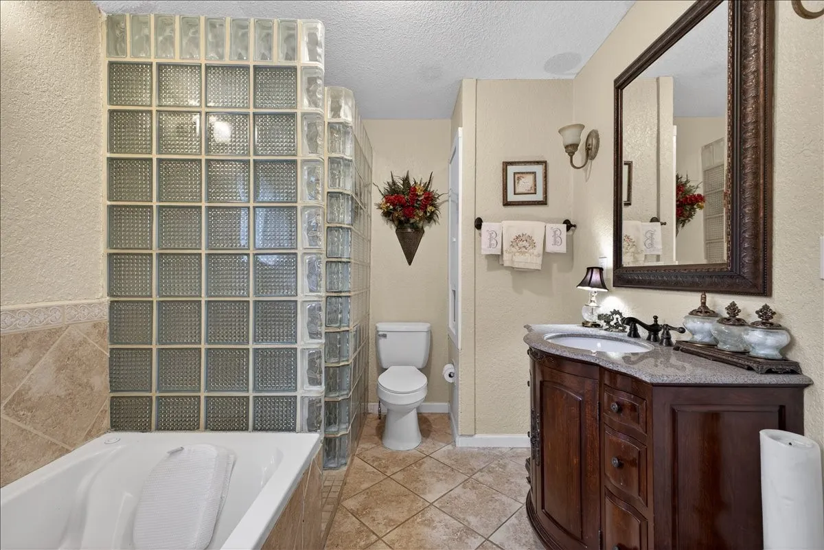 Single Family Residence For Sale in Tarrant County , 3505 White Settlement Road, Fort Worth, Texas 76107, 3 Bedroom, 3 Bathroom, 2 Garage spaces, 2,358 Sqft, built in 1942, Preowned, Price $699,500, mls#21240358, Real Estate Agent in Fort Worth, Homes For Sale in Tarrant county, Homes For Sale in Fort Worth, Realtor in Fort Worth Texas, Real Estate Brokerage Independent Realty Texas, Luminita Cordes Realtor