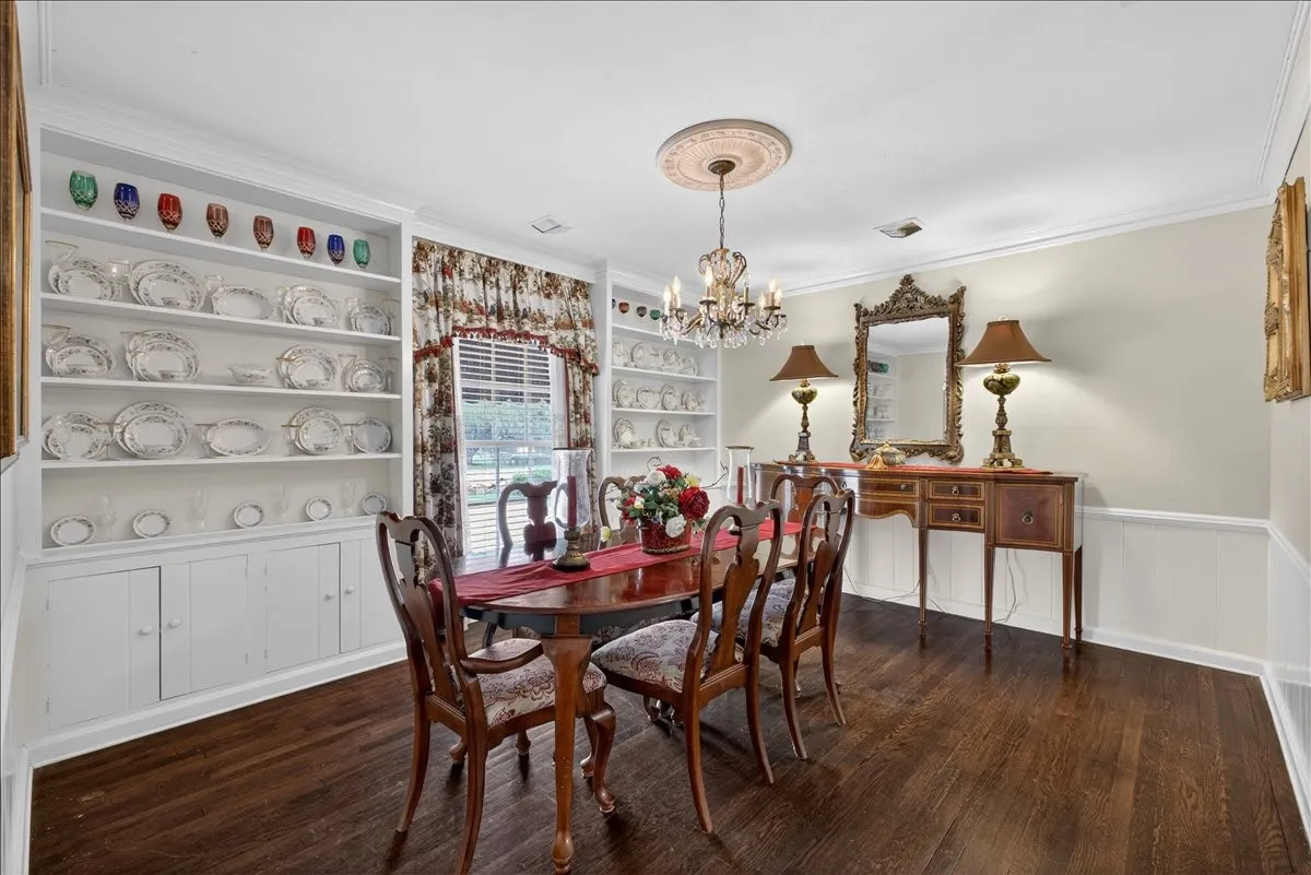 Single Family Residence For Sale in Tarrant County , 3505 White Settlement Road, Fort Worth, Texas 76107, 3 Bedroom, 3 Bathroom, 2 Garage spaces, 2,358 Sqft, built in 1942, Preowned, Price $699,500, mls#21240358, Real Estate Agent in Fort Worth, Homes For Sale in Tarrant county, Homes For Sale in Fort Worth, Realtor in Fort Worth Texas, Real Estate Brokerage Independent Realty Texas, Luminita Cordes Realtor