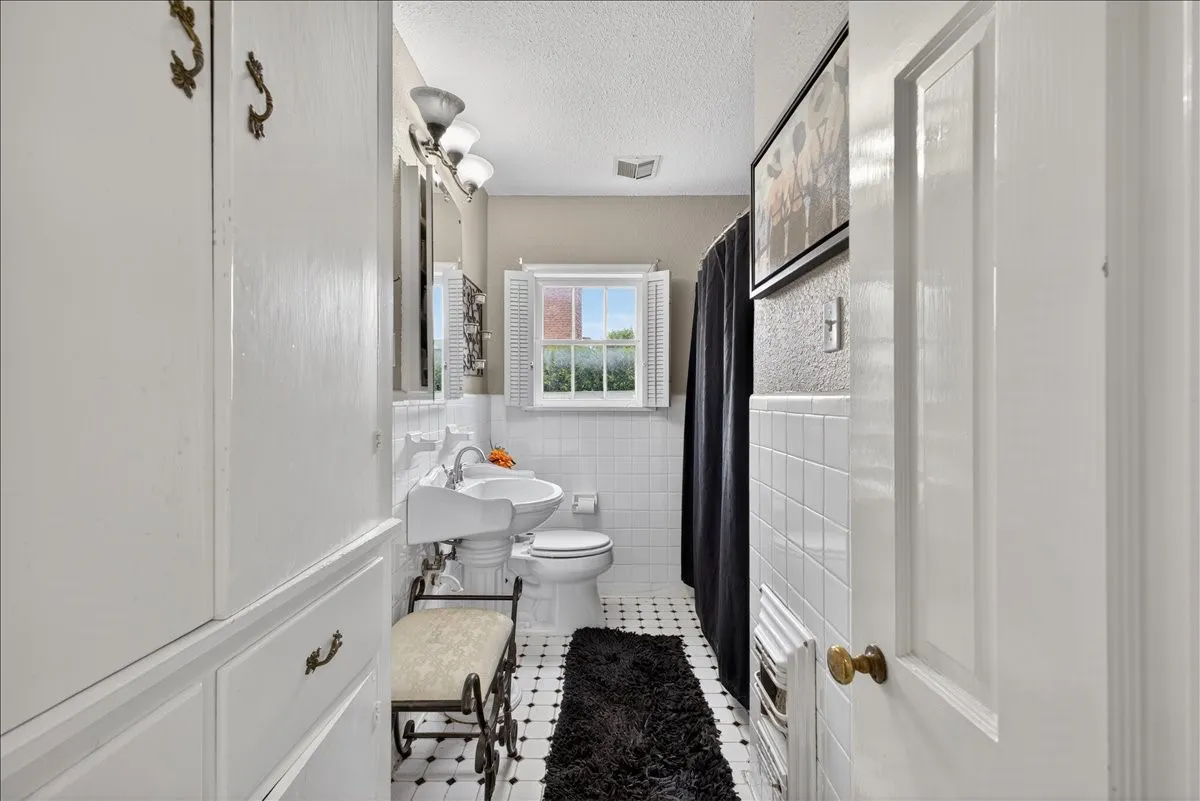 Single Family Residence For Sale in Tarrant County , 3505 White Settlement Road, Fort Worth, Texas 76107, 3 Bedroom, 3 Bathroom, 2 Garage spaces, 2,358 Sqft, built in 1942, Preowned, Price $699,500, mls#21240358, Real Estate Agent in Fort Worth, Homes For Sale in Tarrant county, Homes For Sale in Fort Worth, Realtor in Fort Worth Texas, Real Estate Brokerage Independent Realty Texas, Luminita Cordes Realtor