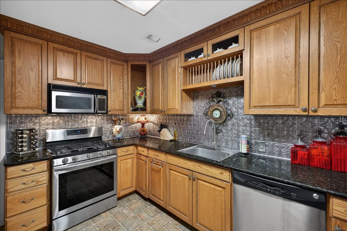 Single Family Residence For Sale in Tarrant County , 3505 White Settlement Road, Fort Worth, Texas 76107, 3 Bedroom, 3 Bathroom, 2 Garage spaces, 2,358 Sqft, built in 1942, Preowned, Price $699,500, mls#21240358, Real Estate Agent in Fort Worth, Homes For Sale in Tarrant county, Homes For Sale in Fort Worth, Realtor in Fort Worth Texas, Real Estate Brokerage Independent Realty Texas, Luminita Cordes Realtor