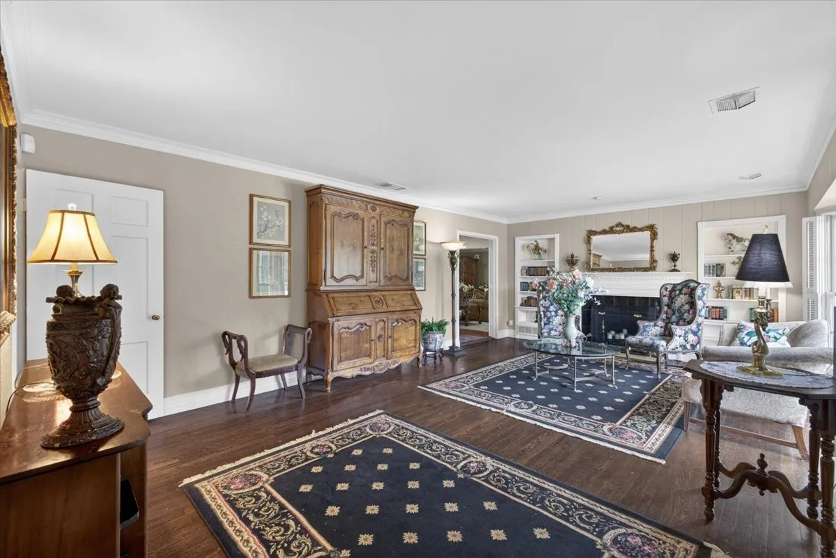 Single Family Residence For Sale in Tarrant County , 3505 White Settlement Road, Fort Worth, Texas 76107, 3 Bedroom, 3 Bathroom, 2 Garage spaces, 2,358 Sqft, built in 1942, Preowned, Price $699,500, mls#21240358, Real Estate Agent in Fort Worth, Homes For Sale in Tarrant county, Homes For Sale in Fort Worth, Realtor in Fort Worth Texas, Real Estate Brokerage Independent Realty Texas, Luminita Cordes Realtor